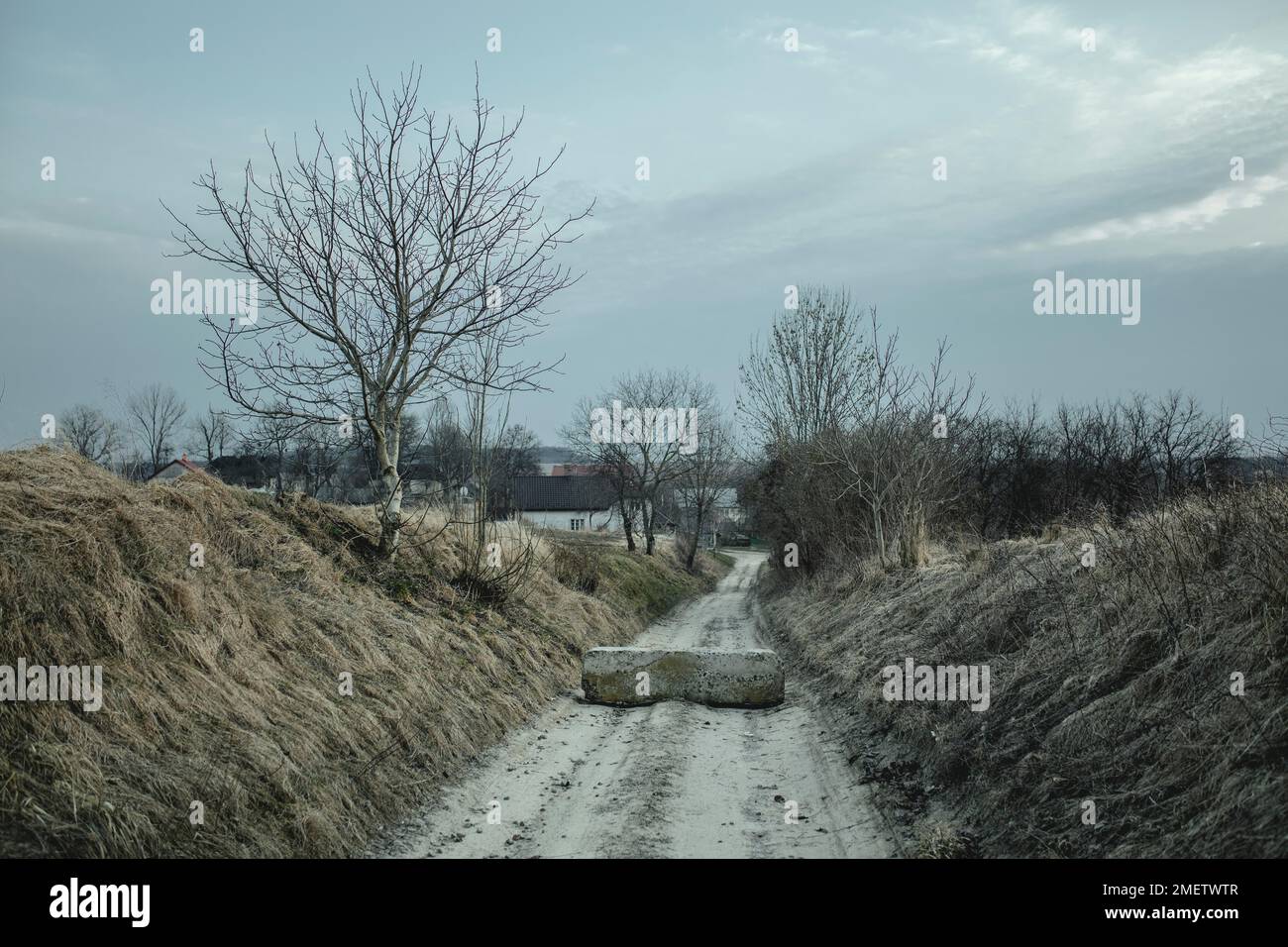 Barrage routier, route d'accès au village de Kzliv, Ukraine Banque D'Images