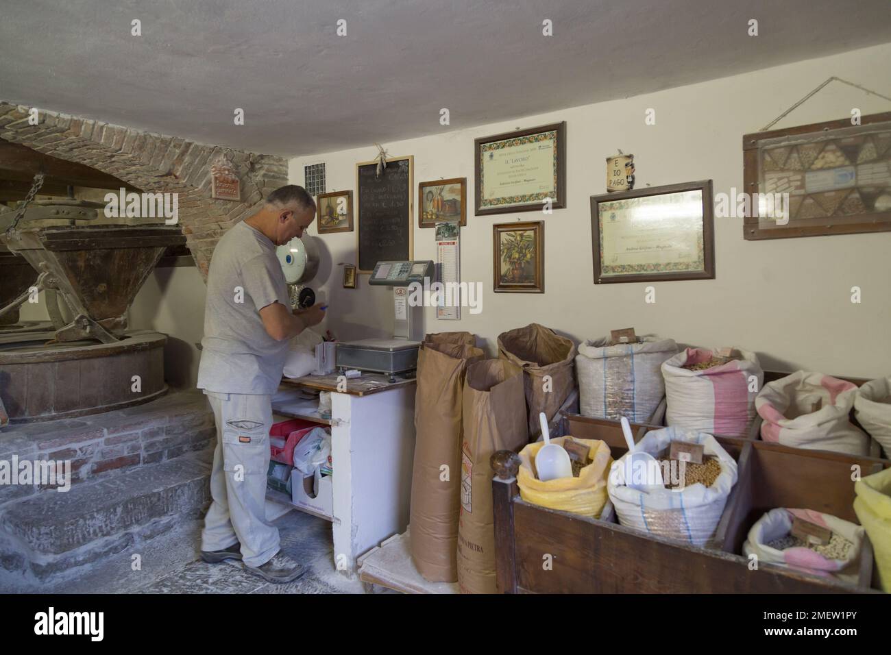 Homme travaillant à Molino Grifoni, un moulin à farine produisant de la farine de pierre depuis 1696, à Castel San Niccolò, Toscane, Italie Banque D'Images