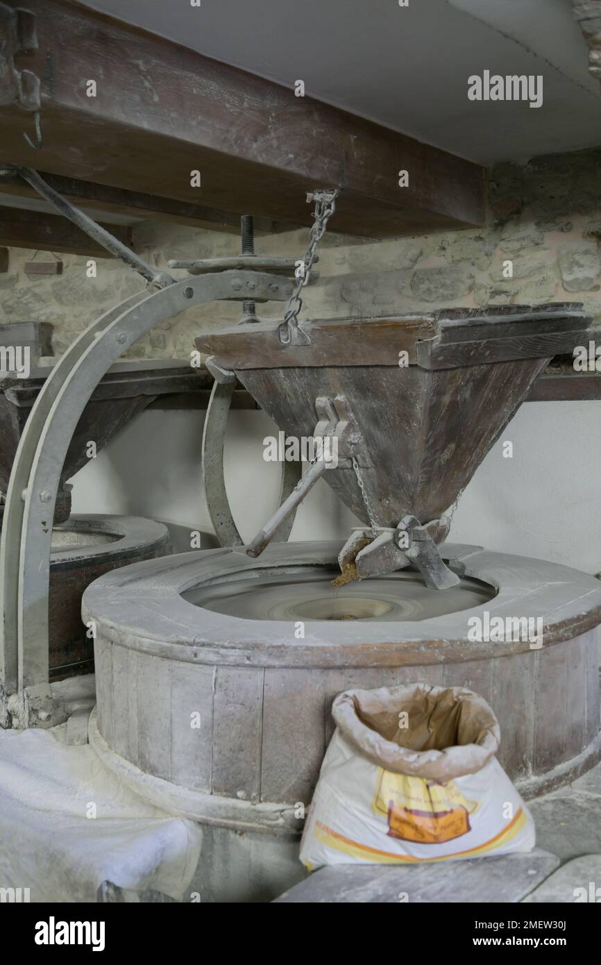 Molino Grifoni, moulin à farine produisant de la farine moulue depuis 1696, à Castel San Niccolò, Toscane, Italie Banque D'Images