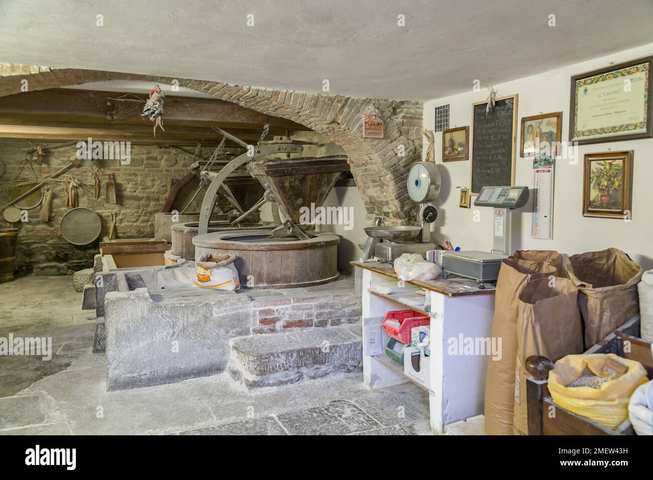 Molino Grifoni, un moulin à farine produisant de la farine moulue en pierre depuis 1696, à Castel San Niccolò, Toscane, Italie Banque D'Images