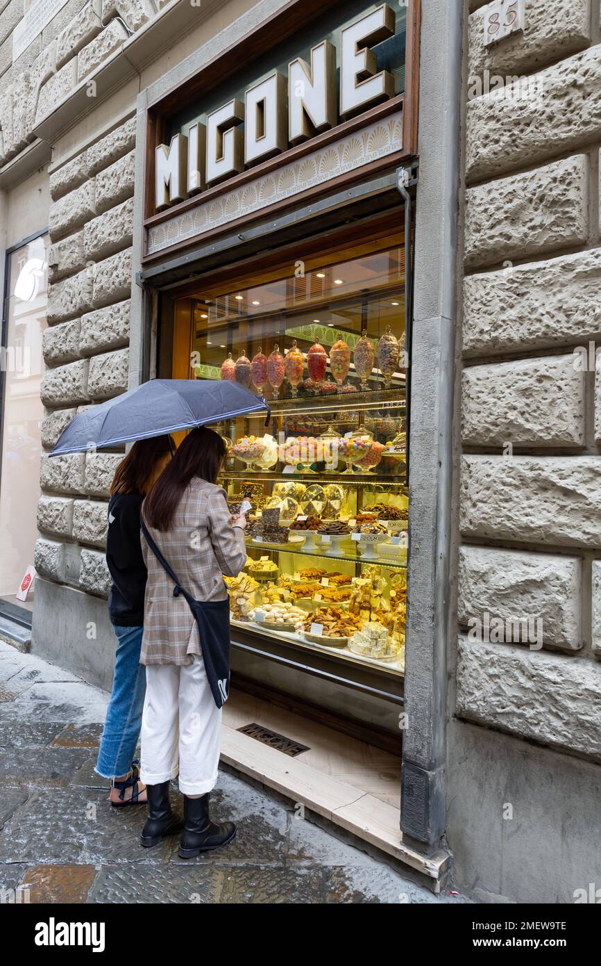 Deux femmes magasinent dans la boutique de bonbons Migone Confetti, une boutique historique au cœur de Florence, en Italie, gérée par la même famille depuis 1916. Banque D'Images