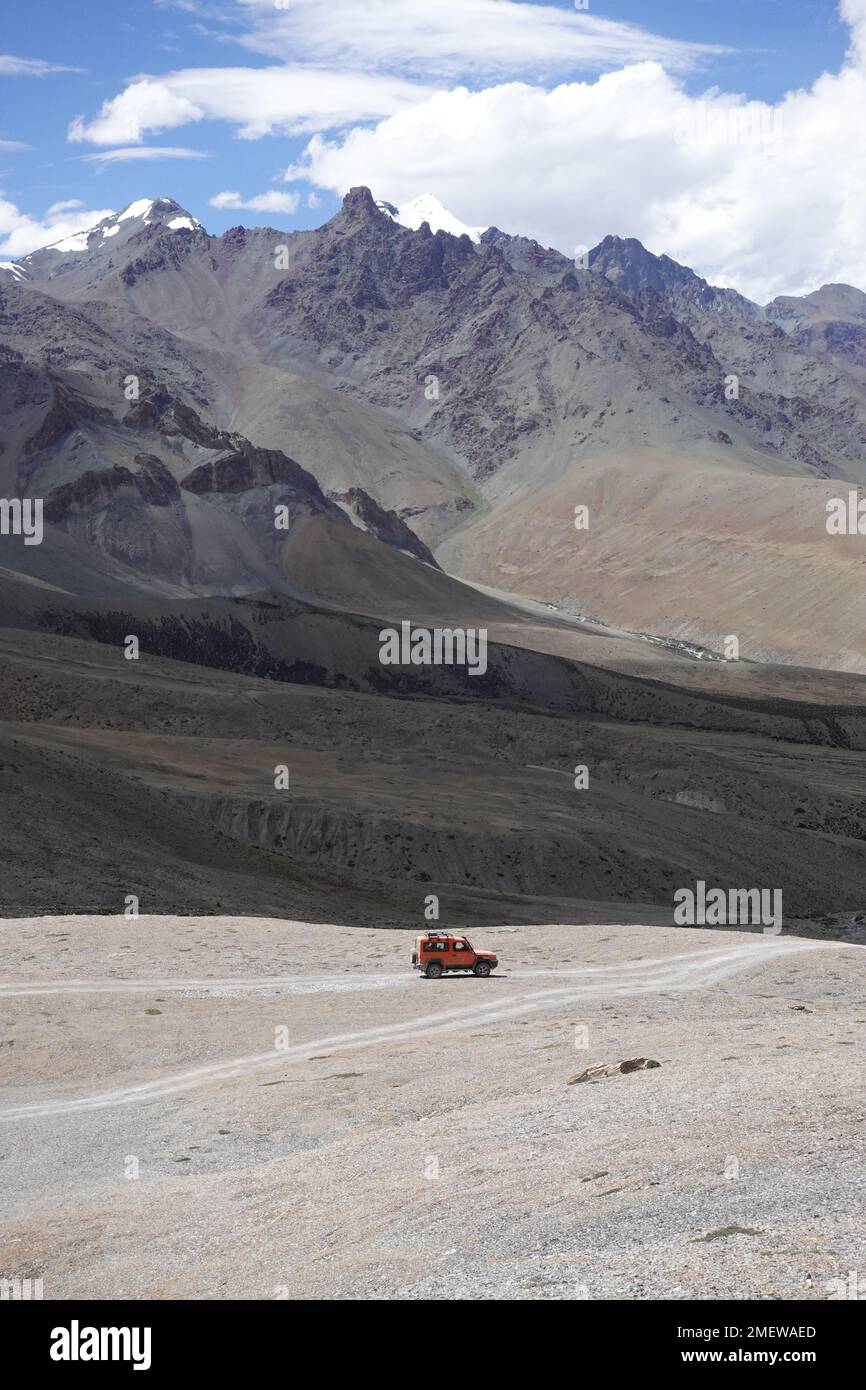 Ladakh, Inde - 24 août 2022 : véhicule offroad va sur la montagne sur la route vide du ladakh en inde Banque D'Images