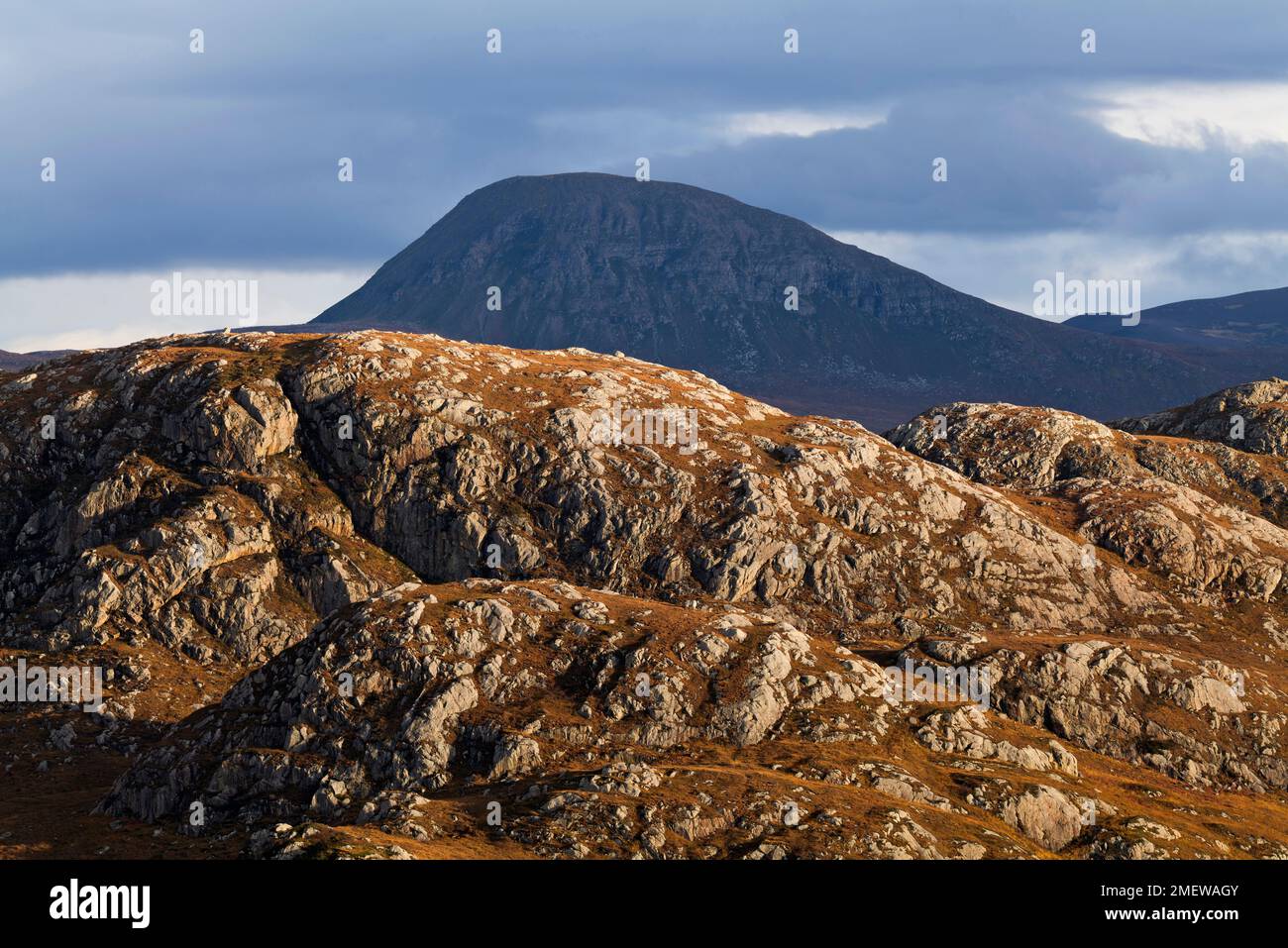 Gruinard Bay avec Beinn Dearg Mhor couvert de nuages en arrière-plan, Wester Ross, Écosse Banque D'Images