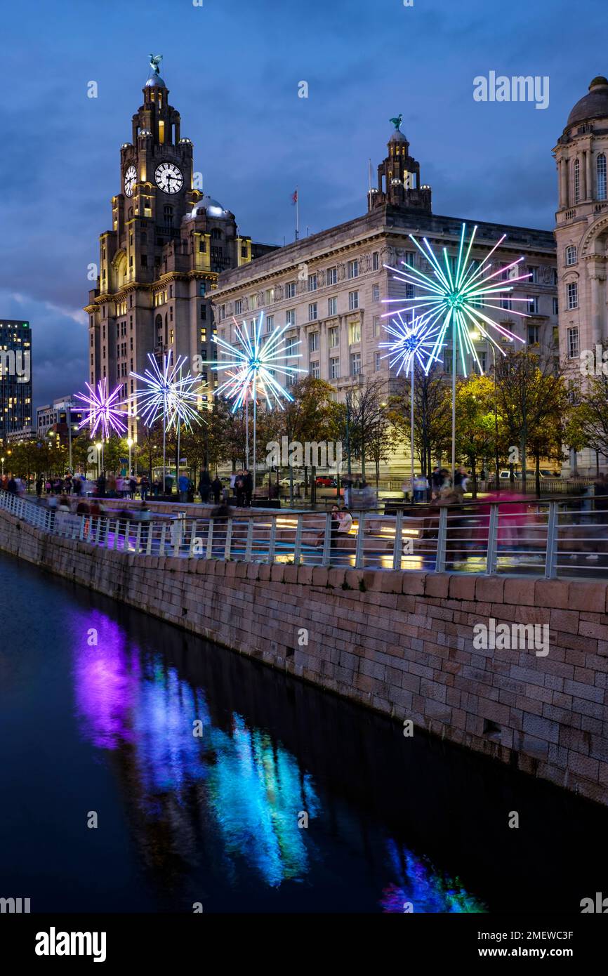Le Royal Liver Building sur Pier Head la nuit, Liverpool, Angleterre Banque D'Images