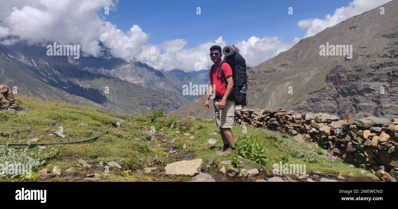 Himachal, Inde - 10 juillet 2022 : Homme avec sac de randonnée dans la montagne, randonnée d'été avec sacs à dos, belle vue sur l'himalaya Banque D'Images