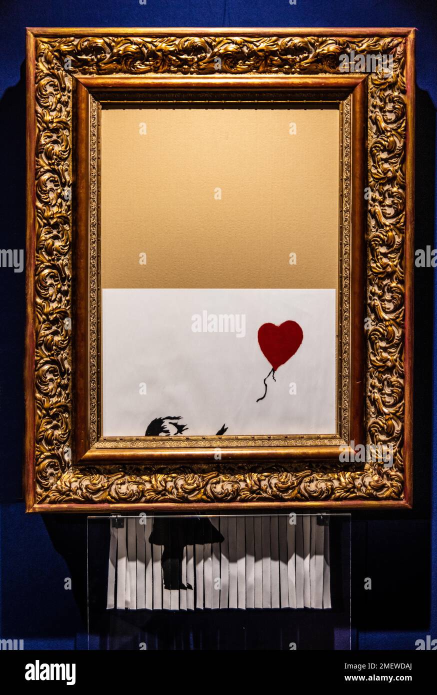 Fille avec ballon, a été partiellement détruit à une vente aux enchères par un destructeur intégré dans le cadre, 2002, Banksy, exposition sur l'artiste de rue Banque D'Images