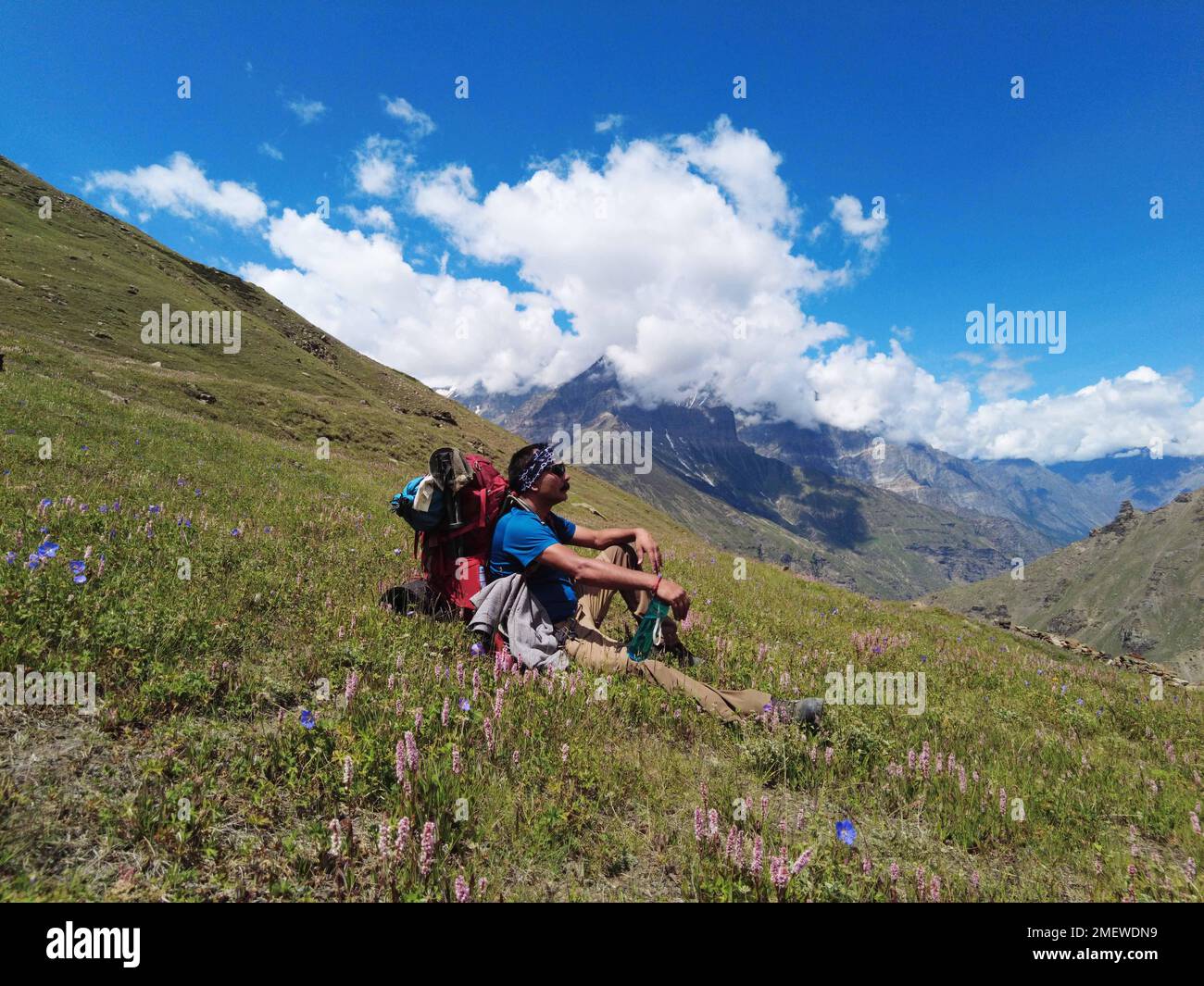 Himachal, Inde - 10 juillet 2022 : Homme avec sac de randonnée dans la montagne, randonnée d'été avec sacs à dos, belle vue sur l'himalaya Banque D'Images