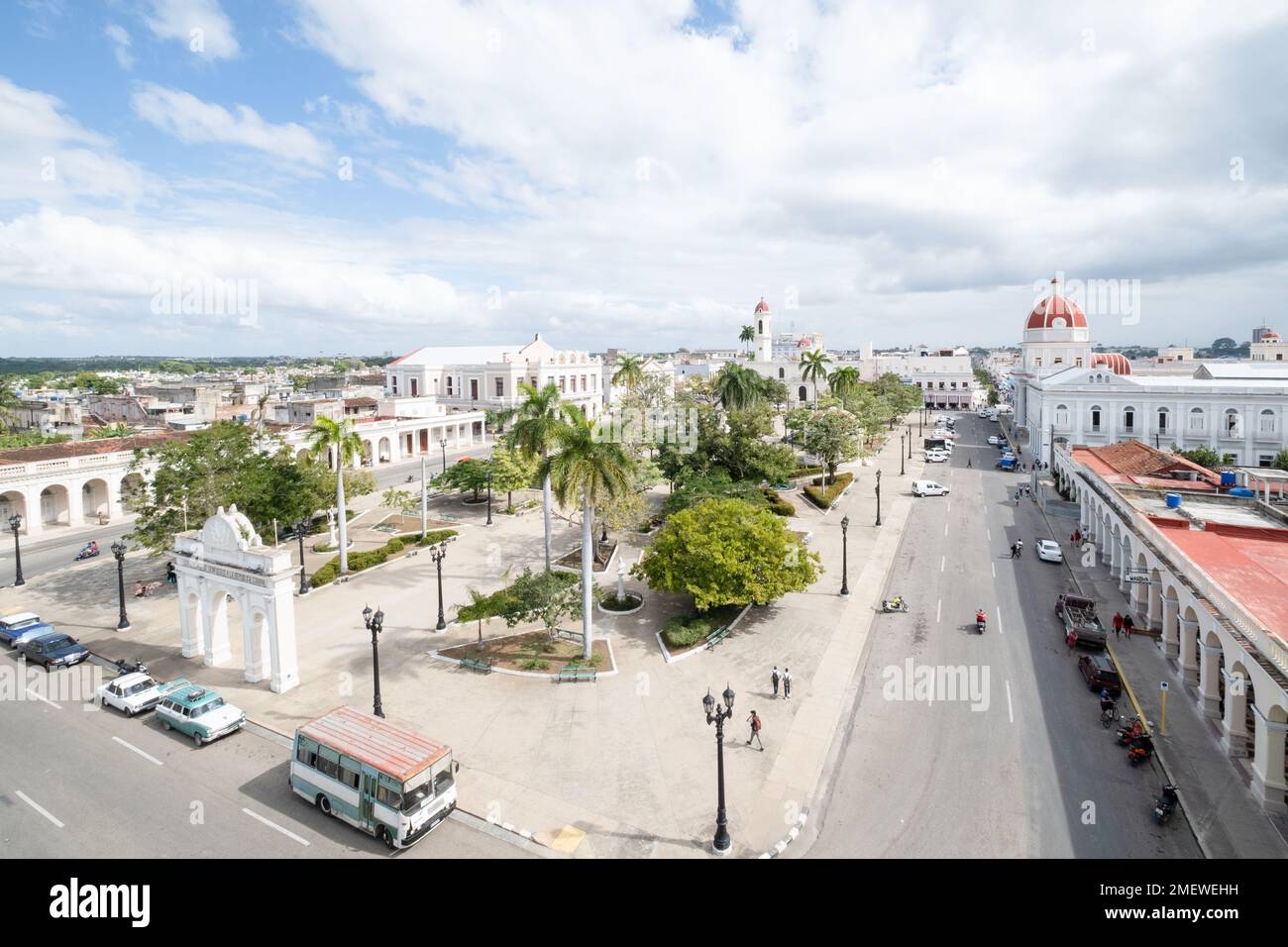 Vue sur le parc José Martí depuis le haut du Museo de las Artes Palacio Ferrer, Cienfuegos, Cuba. Banque D'Images