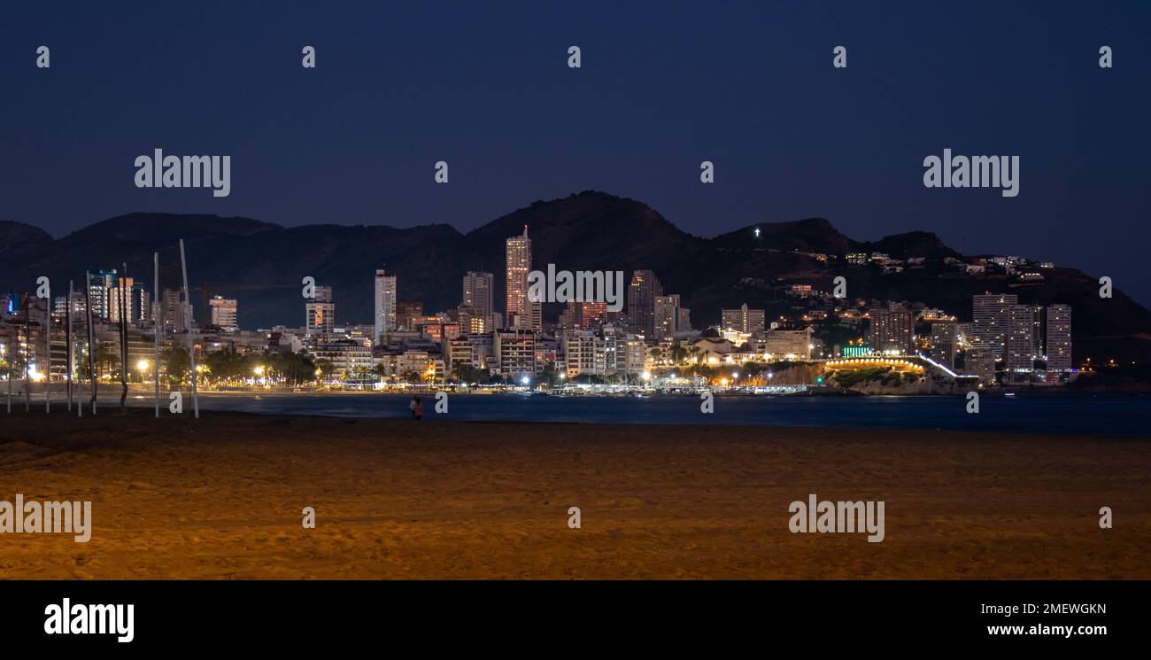 Noche en la playa de Levante con sus edificios de gran altura iluminados, Benidorm, España Banque D'Images