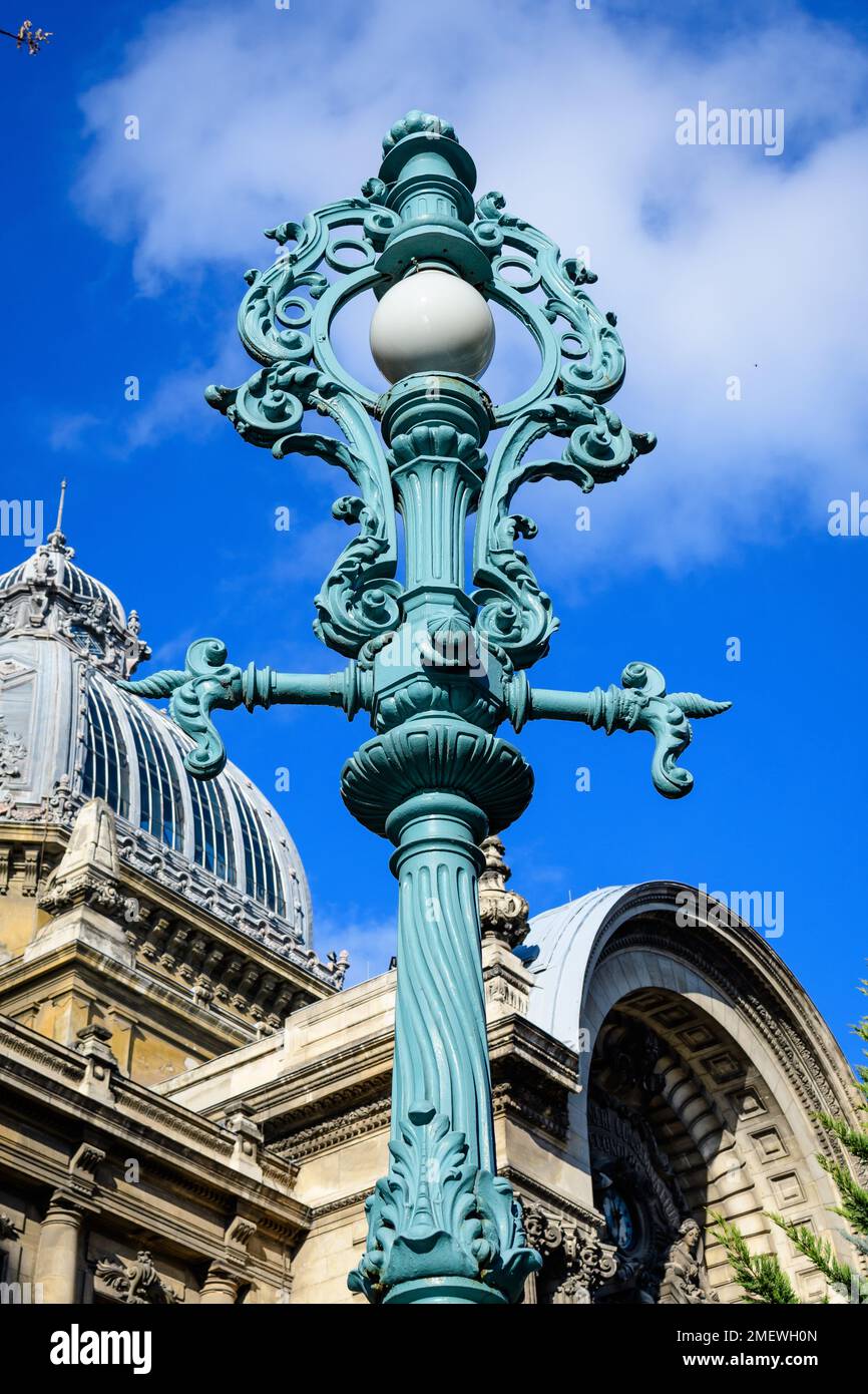 Poteau d'éclairage décoratif d'époque dans le centre-ville de Bucarest, Roumanie, avec ciel bleu ciel nuageux en arrière-plan, en hiver Banque D'Images