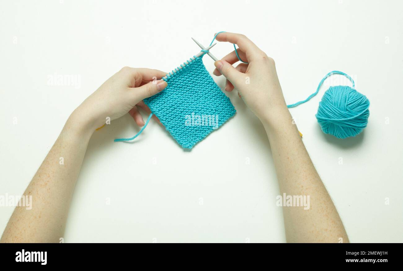 Tricotage en tricot de jarretière en laine bleue. Banque D'Images
