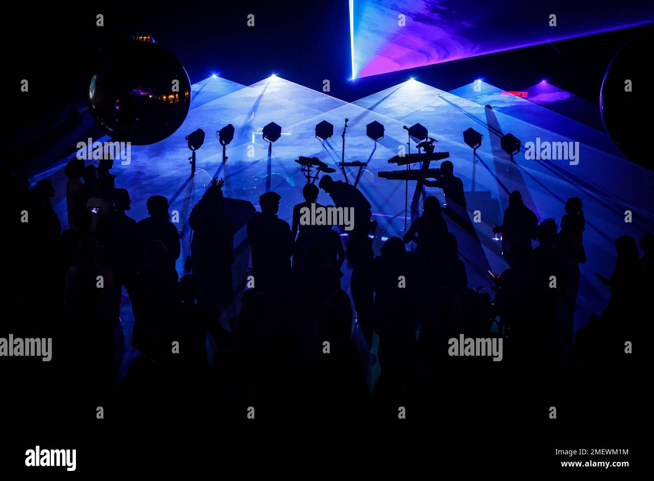 Un spectacle laser lumineux exceptionnel lors de la fête. Banque D'Images