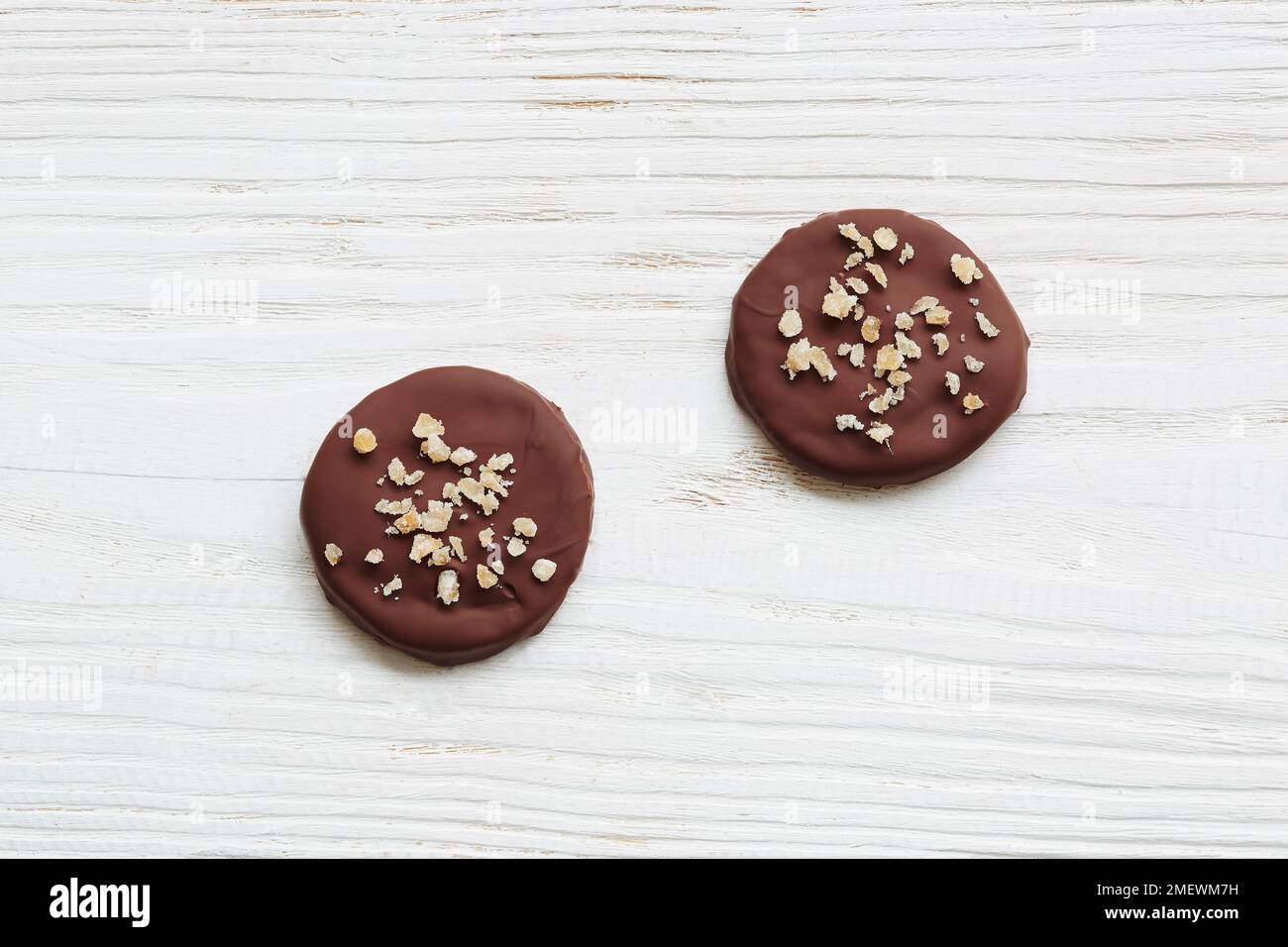 Biscuits au gingembre sablÈ trempés dans du chocolat Banque D'Images