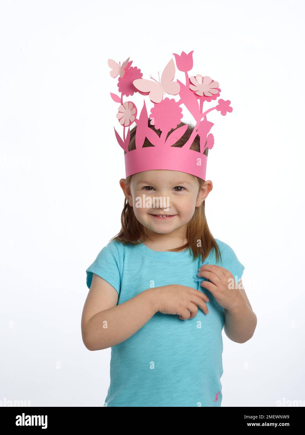 Papier papier de papier couronnes fille en couronne de fleur Banque D'Images