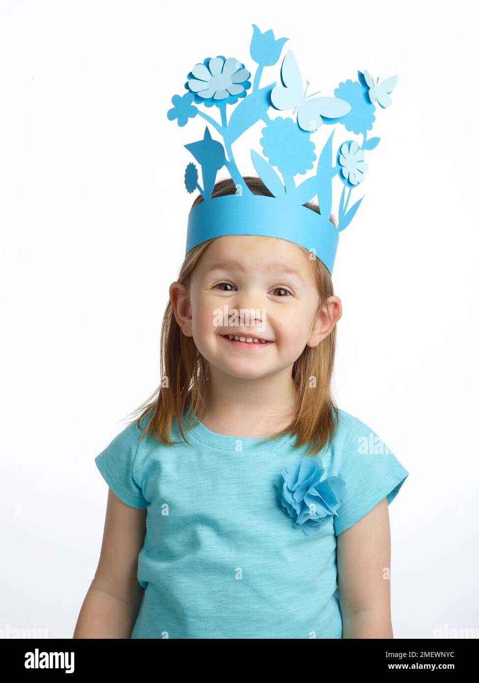 Papier papier de papier couronnes fille en couronne de fleur Banque D'Images