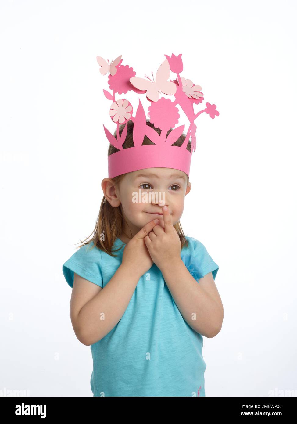 Papier papier de papier couronnes fille en couronne de fleur Banque D'Images