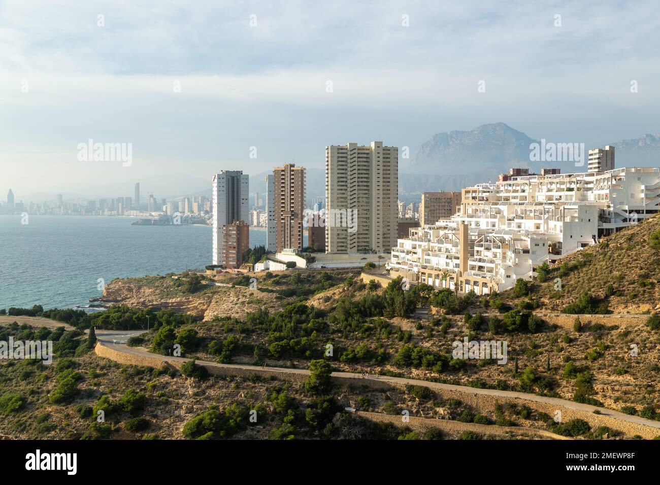 Vue sur Benidorm depuis la Cova del Barber Banque D'Images