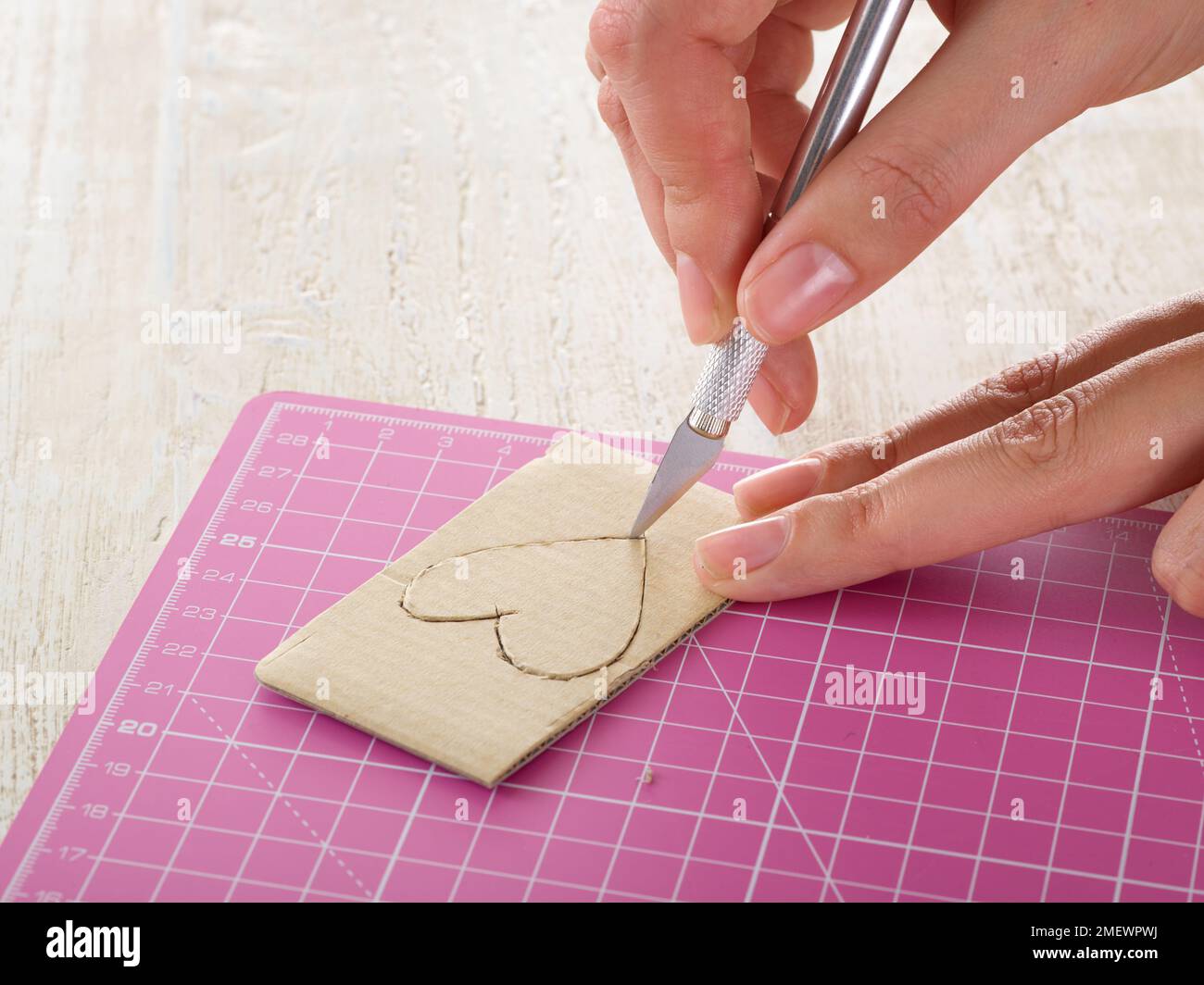 Papuraft. Papier de bricolage gaufrage étape 1. Découpez la forme dans du carton Banque D'Images