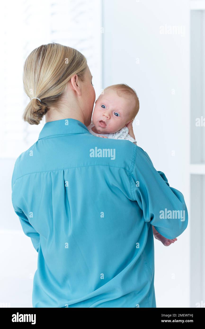 Mère bébé réconfortant Banque D'Images