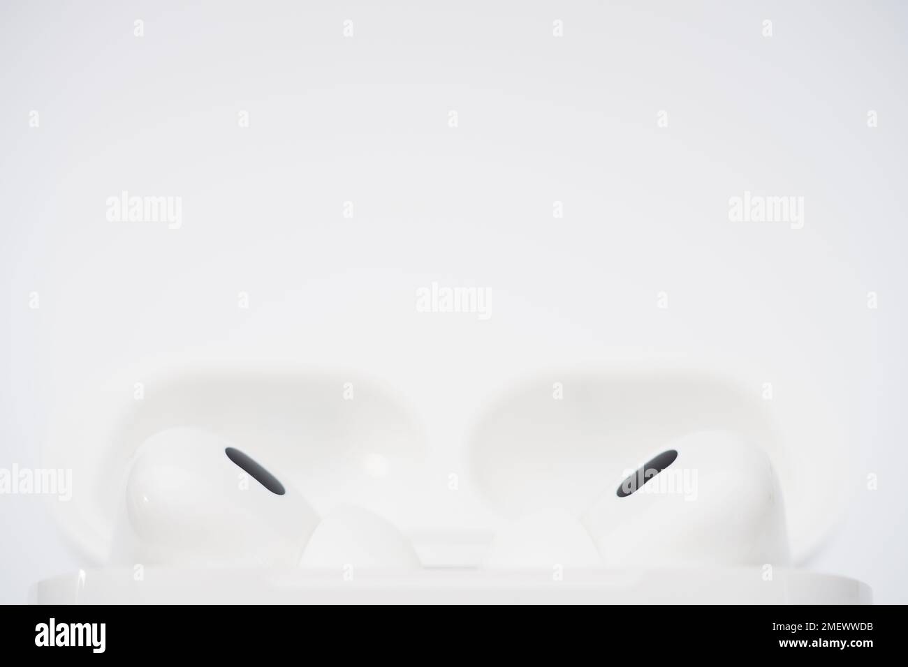 Sunrise, FL, Etats-Unis - 24 janvier 2023: Macro photo des Apple Airpodes 2 sur fond blanc Banque D'Images