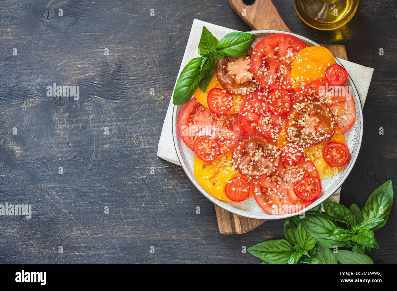 salade de tomates aux graines de chanvre. concept alimentaire sain avec superaliments Banque D'Images