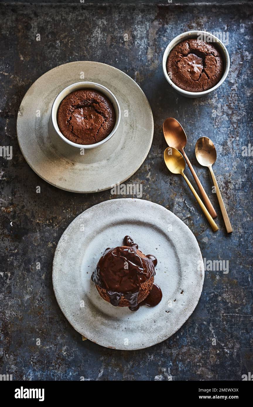 Gâteaux de lave au chocolat noir et à l'érable au sel de mer Banque D'Images