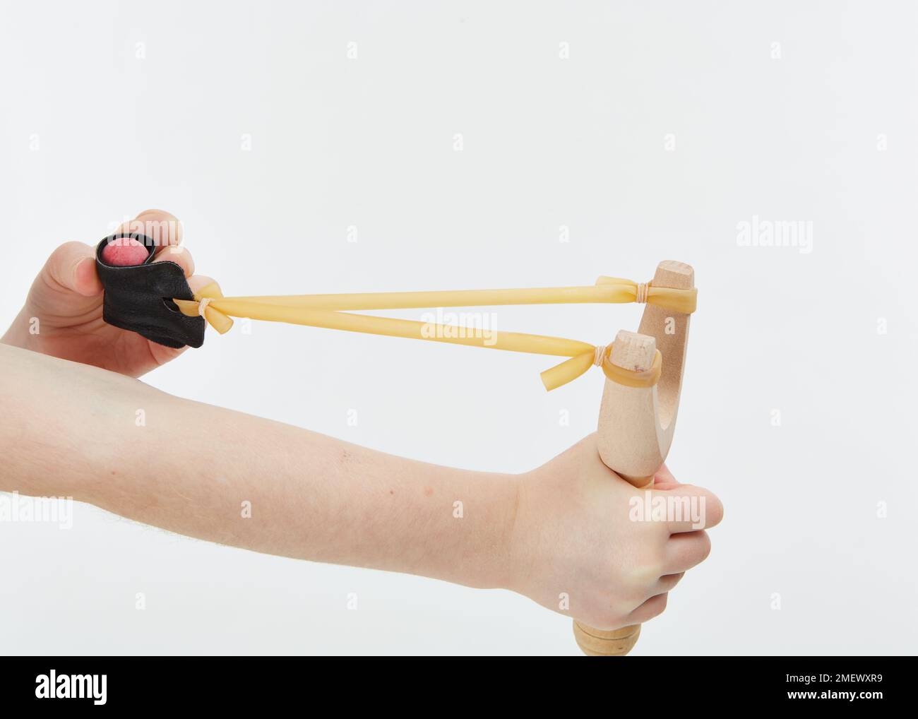 Enfant jouant avec le jouet Slingshot Banque D'Images