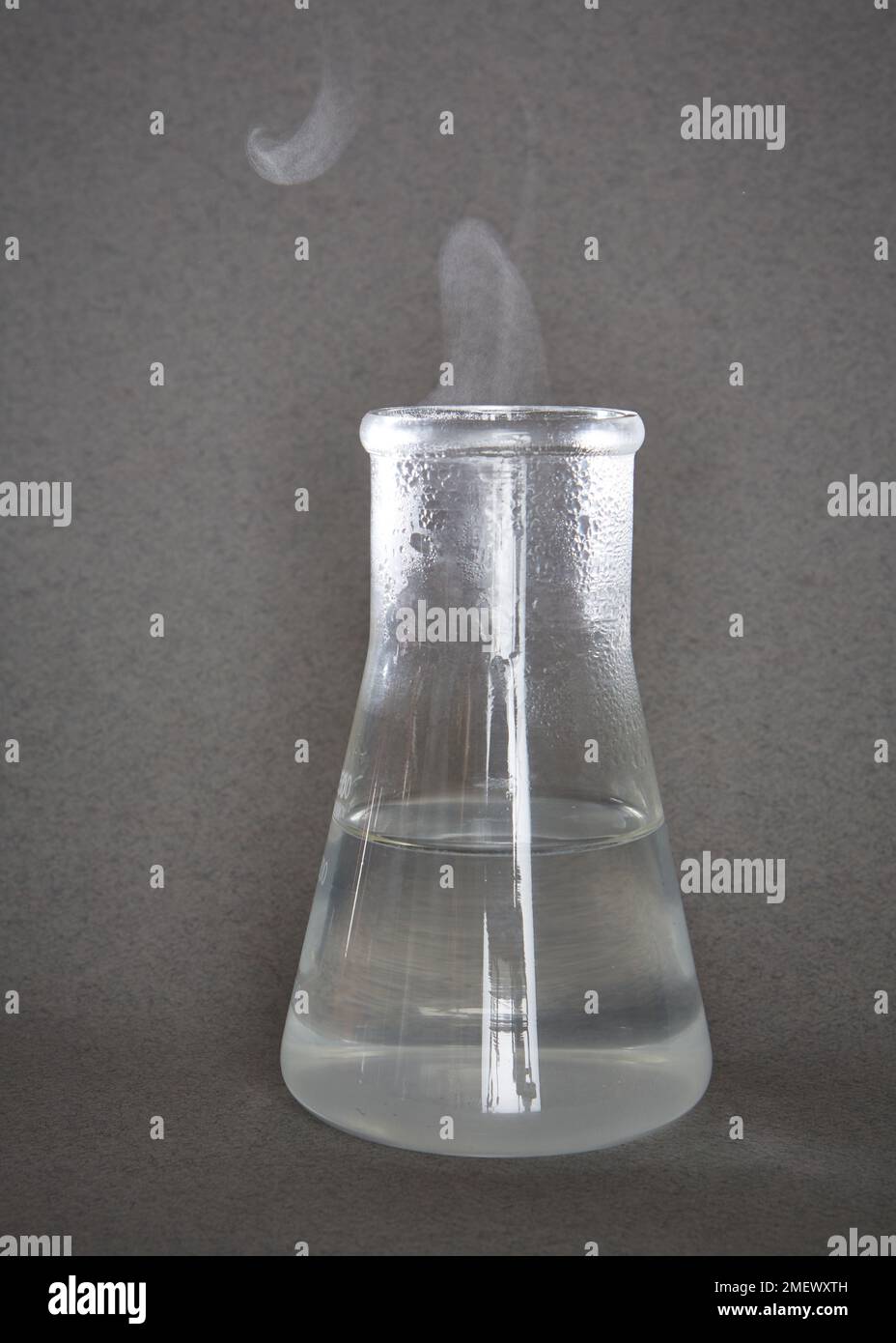Flacon conique en verre contenant de l'eau à vapeur Banque D'Images