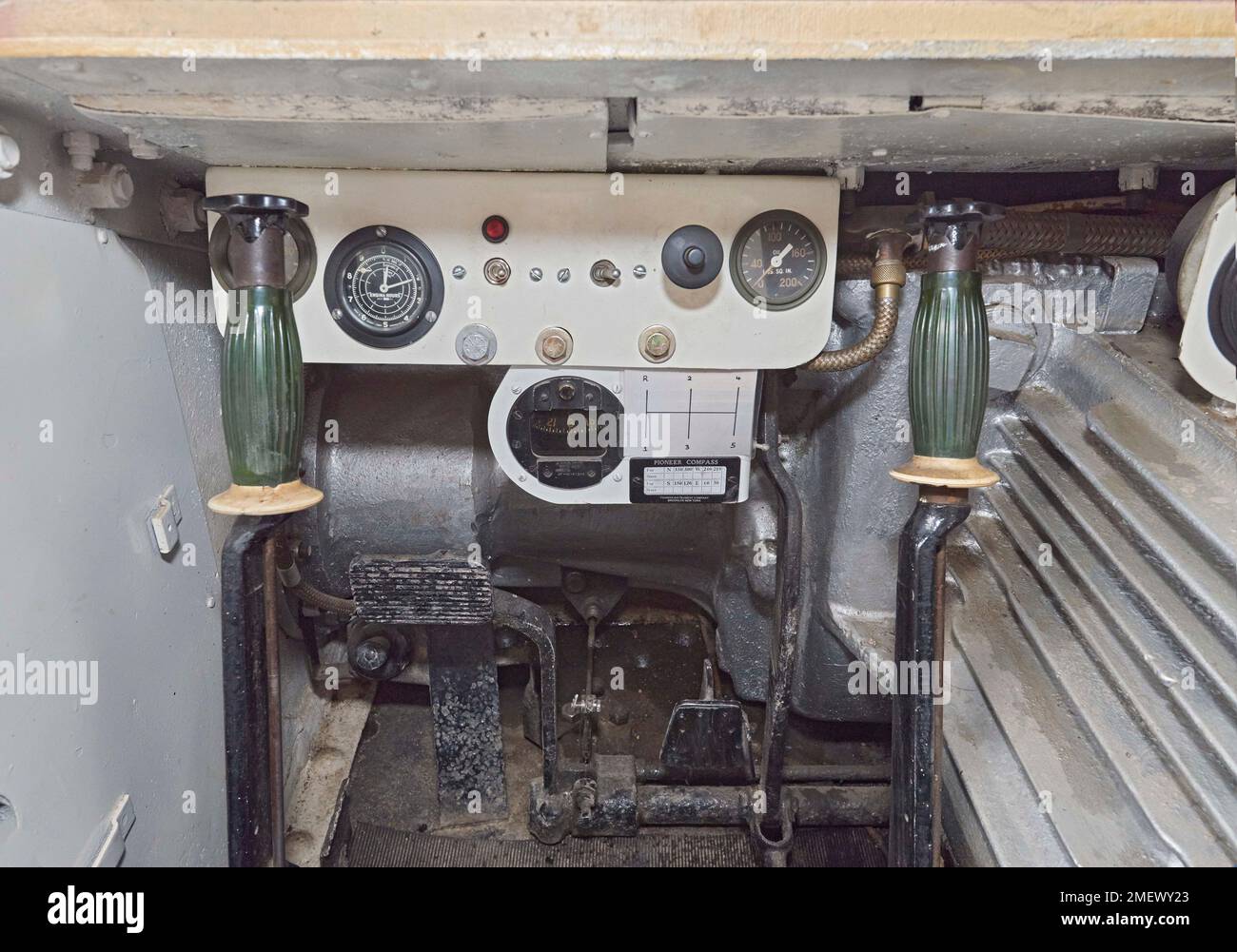 M3A1 réservoir Stuart, commandes conducteur - direction, leviers, tableau de bord Banque D'Images