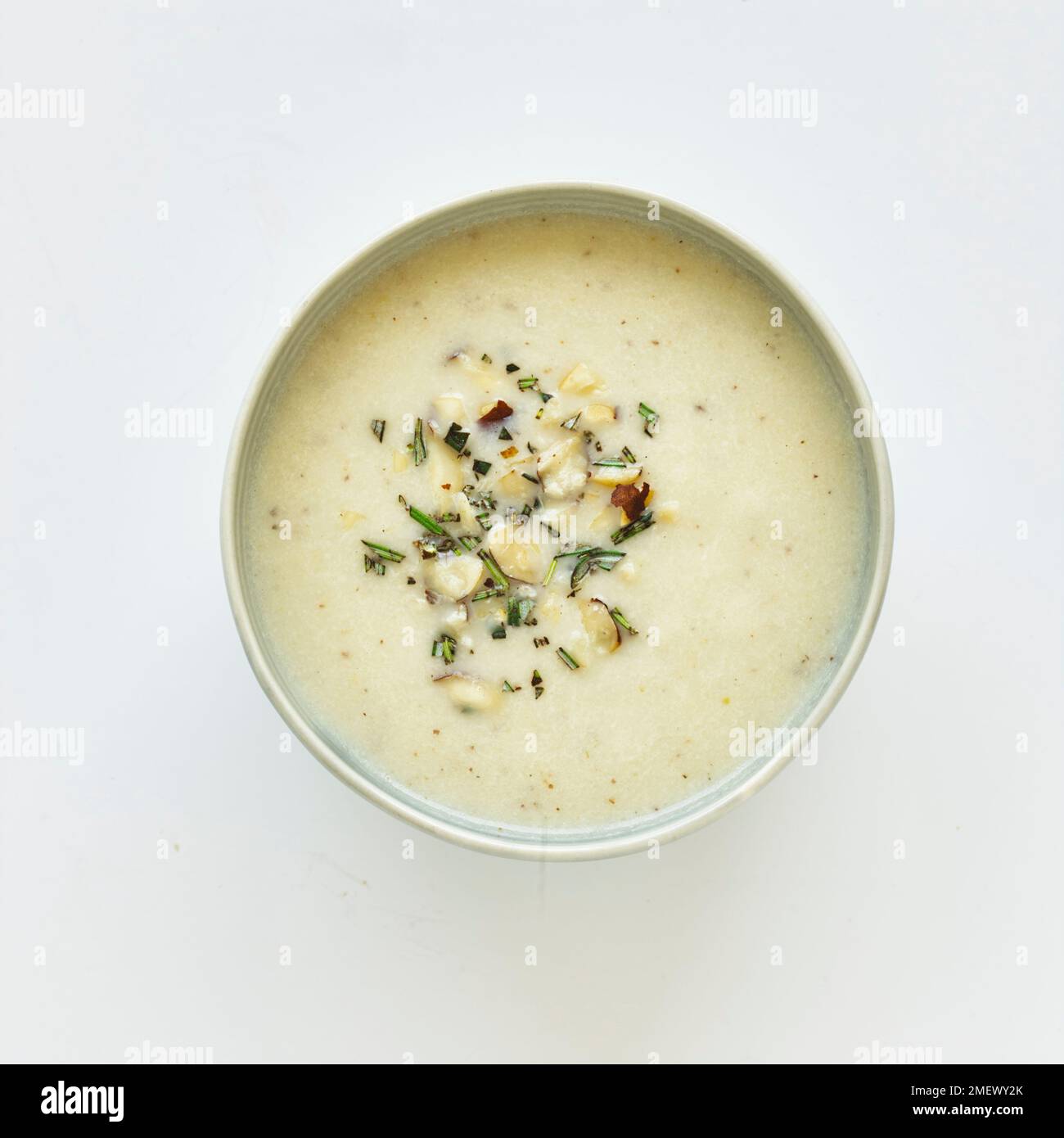 Soupe de noix du Brésil et de chou-fleur rôti Banque D'Images Soupe de noix du Brésil et de chou-fleur rôti Banque D'Images