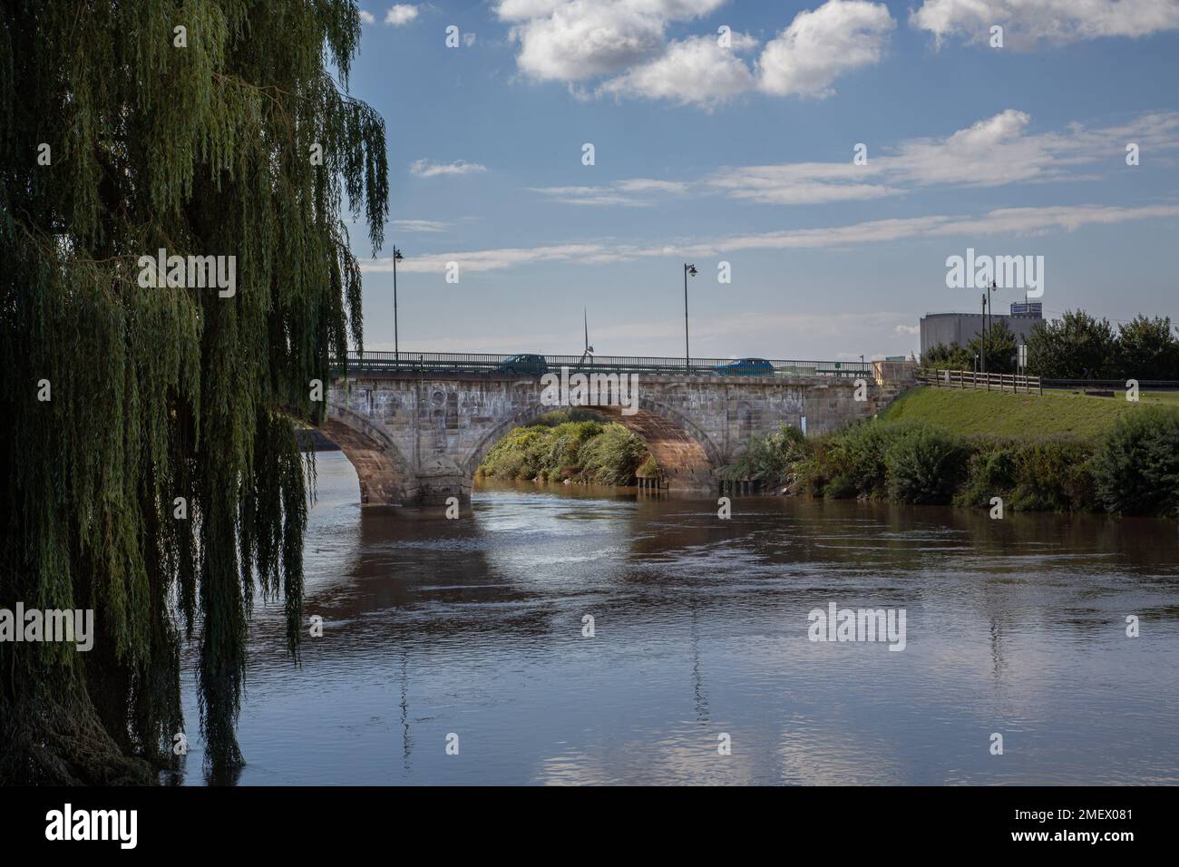 Vue sur le pont Trent qui traverse la rivière Trent à Gainsborough, Lincolnshire. La rivière Trent est la troisième rivière la plus longue du Royaume-Uni. Banque D'Images