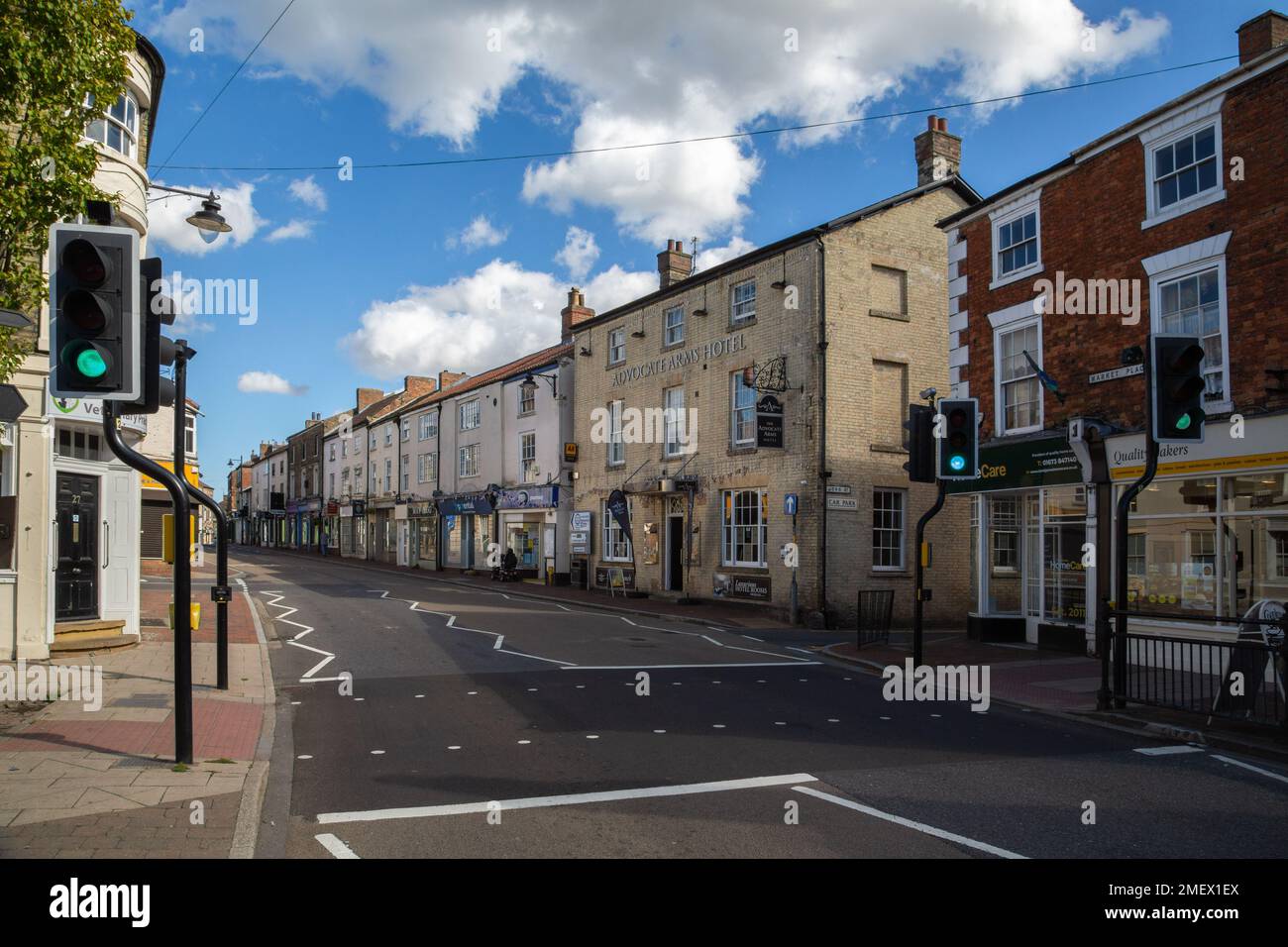 Une vue sur la rue haute dans le centre-ville de Market Rasen. Banque D'Images