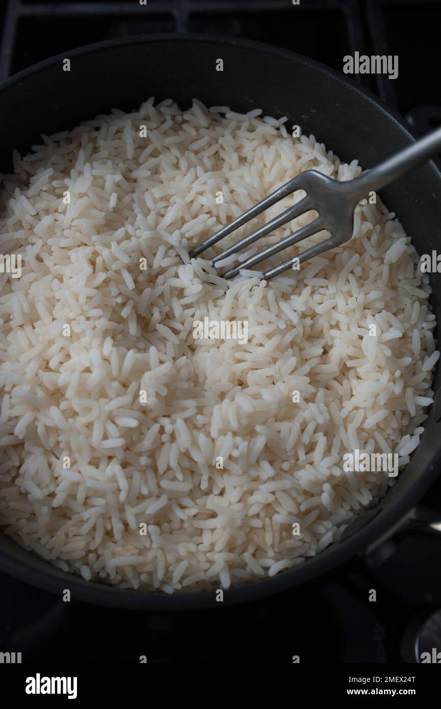 Comment faire cuire du riz moelleux à chaque fois, étape 3 Riz cuit dans une casserole, une