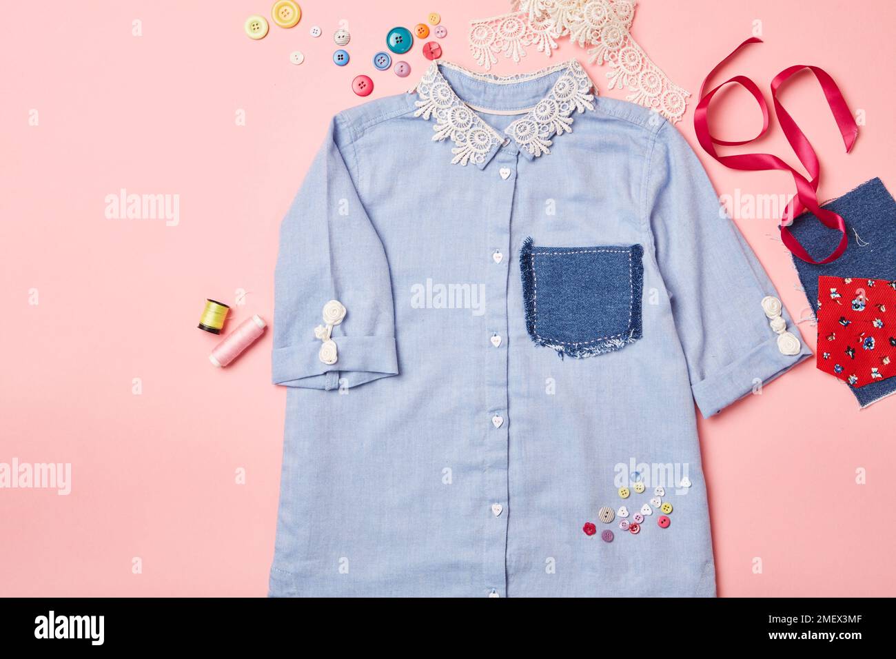 Chemise bleue sur fond rose Banque D'Images