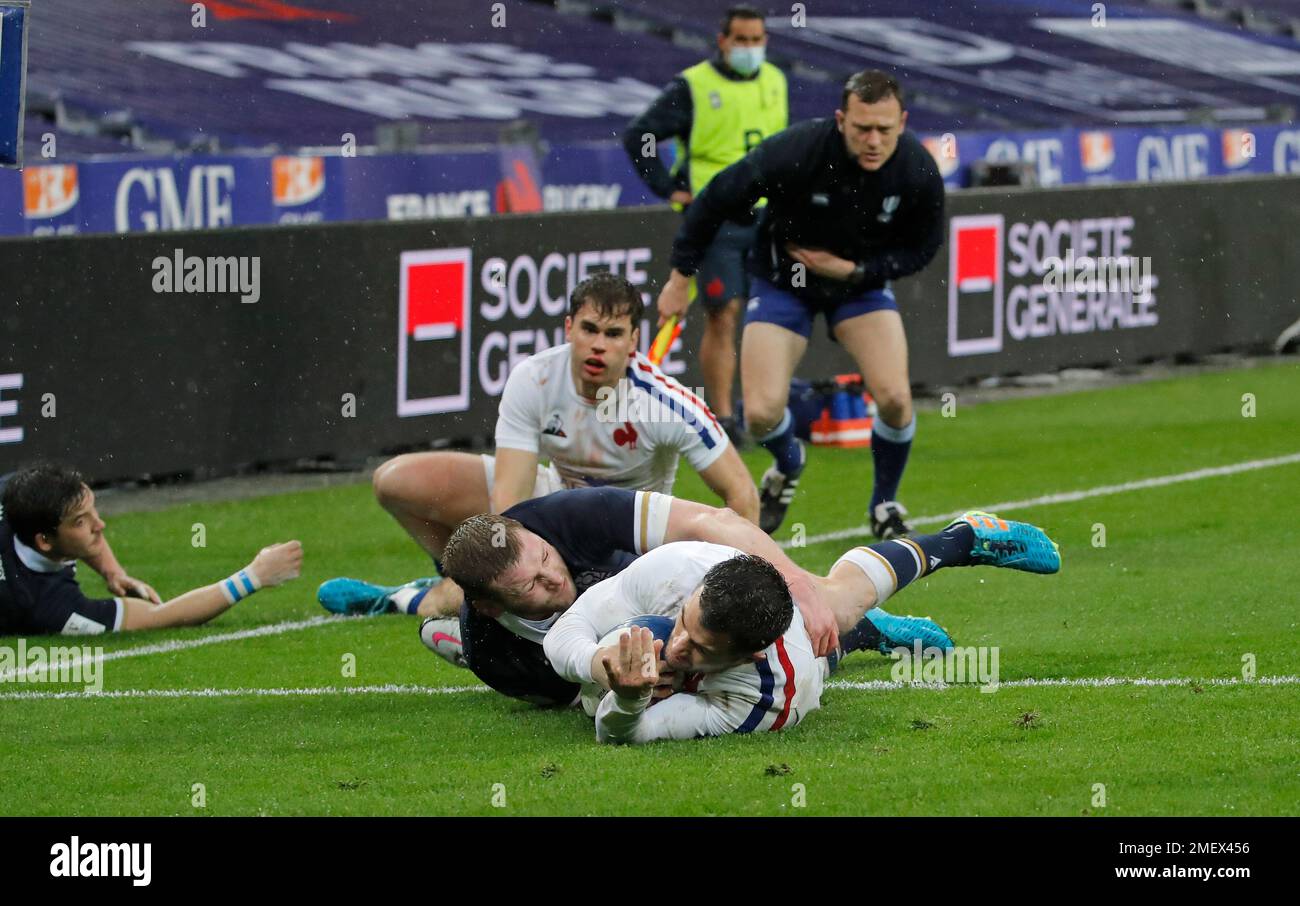 France's Brice Dulin scores the opening try for his team despite the tackle of Scotland's Finn Russell during the Six Nations rugby union international match between France and Scotland at the Stade de France in Saint-Denis, near Paris, Friday, March 26, 2021. (AP Photo/Christophe Ena) Banque D'Images
