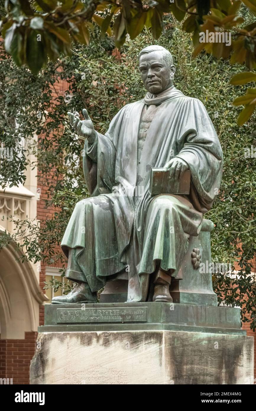 Statue en bronze d'Albert A. Murphree (1870-1927), deuxième président de l'Université de Floride (1909-1927), sur le campus de l'université à Gainesville. Banque D'Images