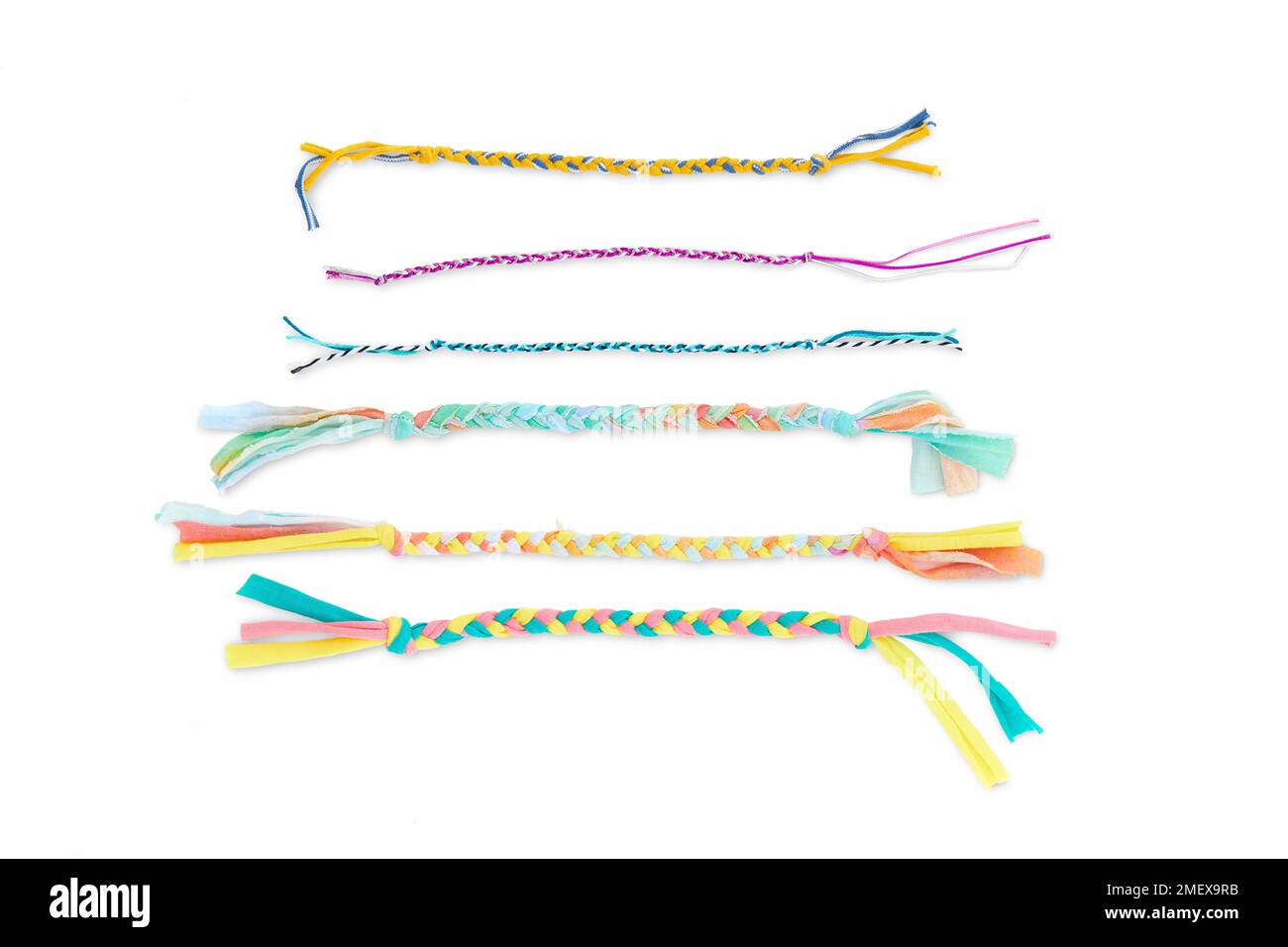 Bracelets tissés - bracelets tressés utilisant divers matériaux recyclés tels que l'élastique, la ficelle et le tissu de chemise Banque D'Images