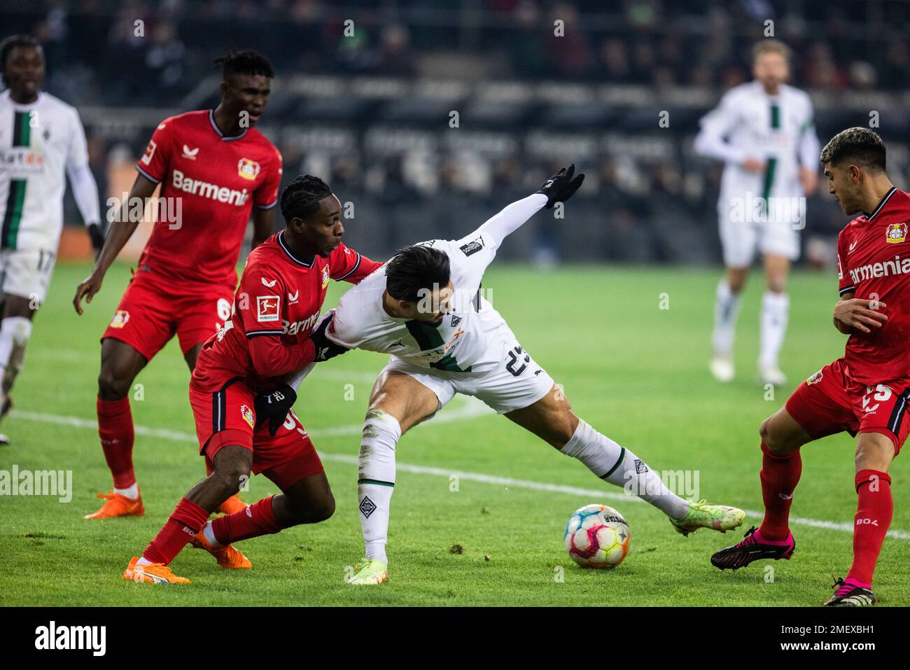 Mönchengladbach, Parc Borussia, 22.01.23: Ramy Bensebaini (Gladbach) (M) gegen Jeremie Frimpong (L) (Leverkusen) beim 1.Bundesliga Spiel Borussia Mönc Banque D'Images