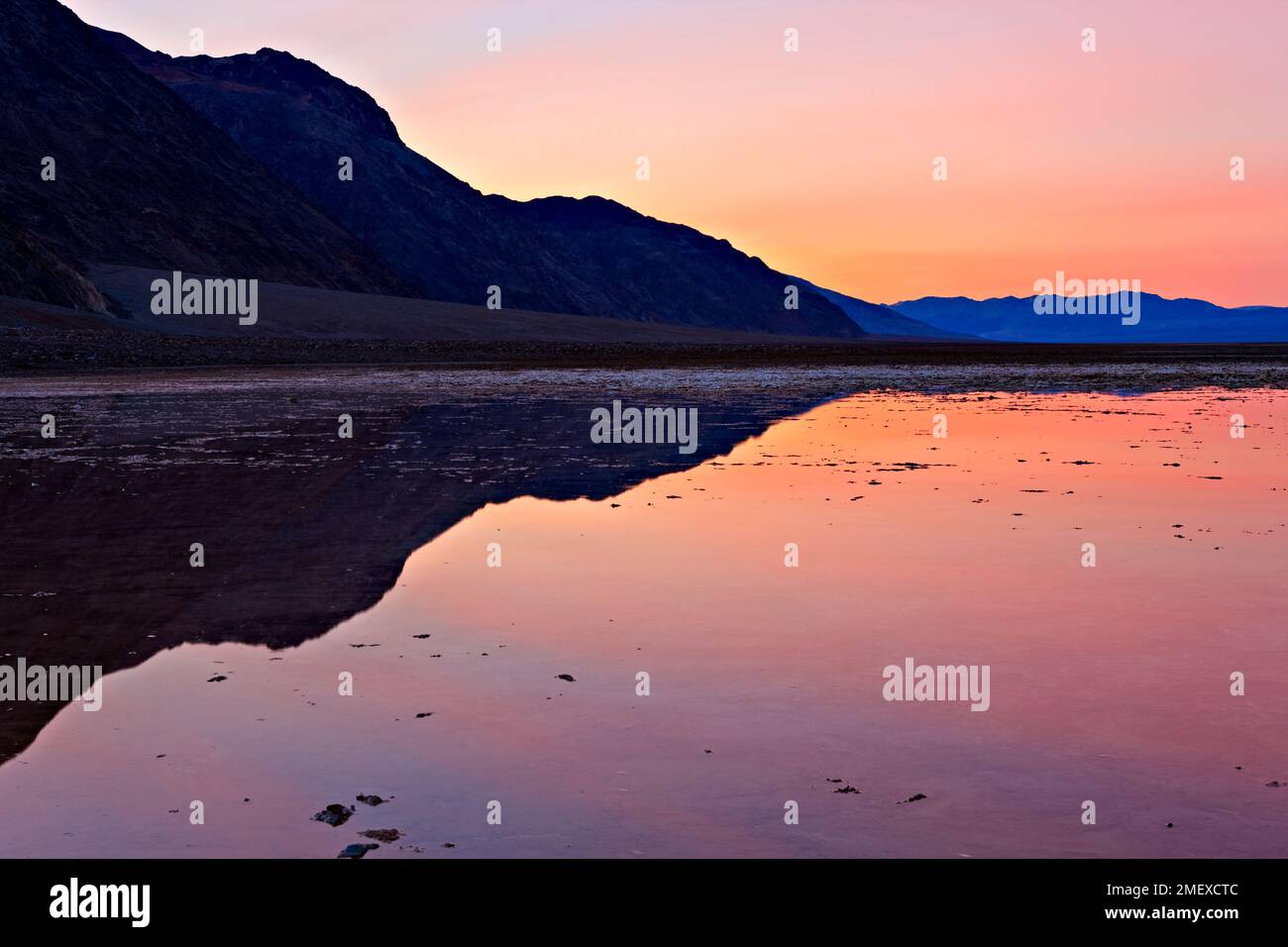 Le bassin de Badwater, Death Valley National Park, California, USA Banque D'Images