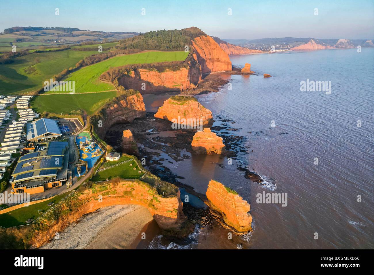 Ladram Bay, Otterton, Royaume-Uni. 24th janvier 2023. Météo Royaume-Uni. Vue de l'air des cheminées de mer et des falaises de grès rouge à Ladram Bay à Otterton près de Sidmouth à Devon, un après-midi ensoleillé et froid. Crédit photo : Graham Hunt/Alamy Live News Banque D'Images