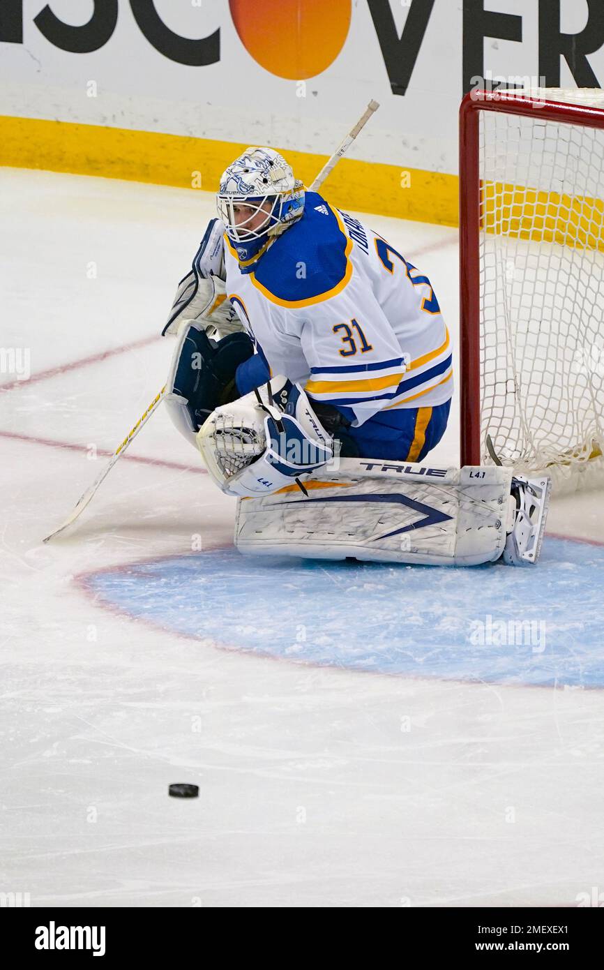 Buffalo Sabres goalie Dustin Tokarski (31) plays against the Pittsburgh Penguins during an NHL hockey game, Wednesday, March 24, 2021, in Pittsburgh. (AP Photo/Keith Srakocic) Banque D'Images