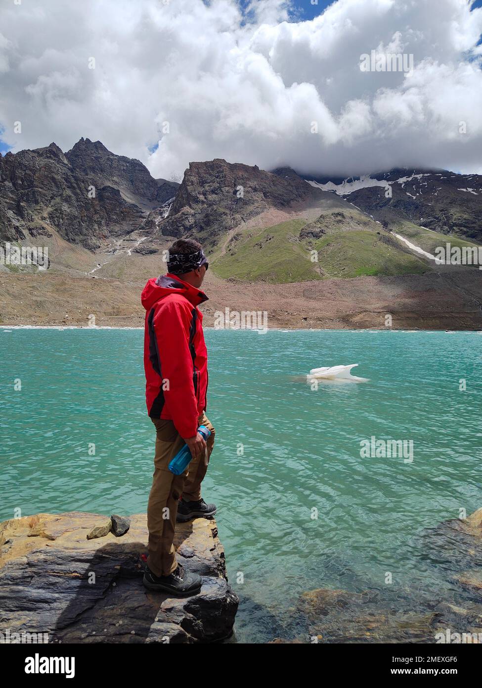 Himachal, Inde - 10 juillet 2022 : Trekker profitant de la vue sur le lac de ghepan dans l'himalaya. Paysage d'été pittoresque. Concept de beauté de la nature. Banque D'Images