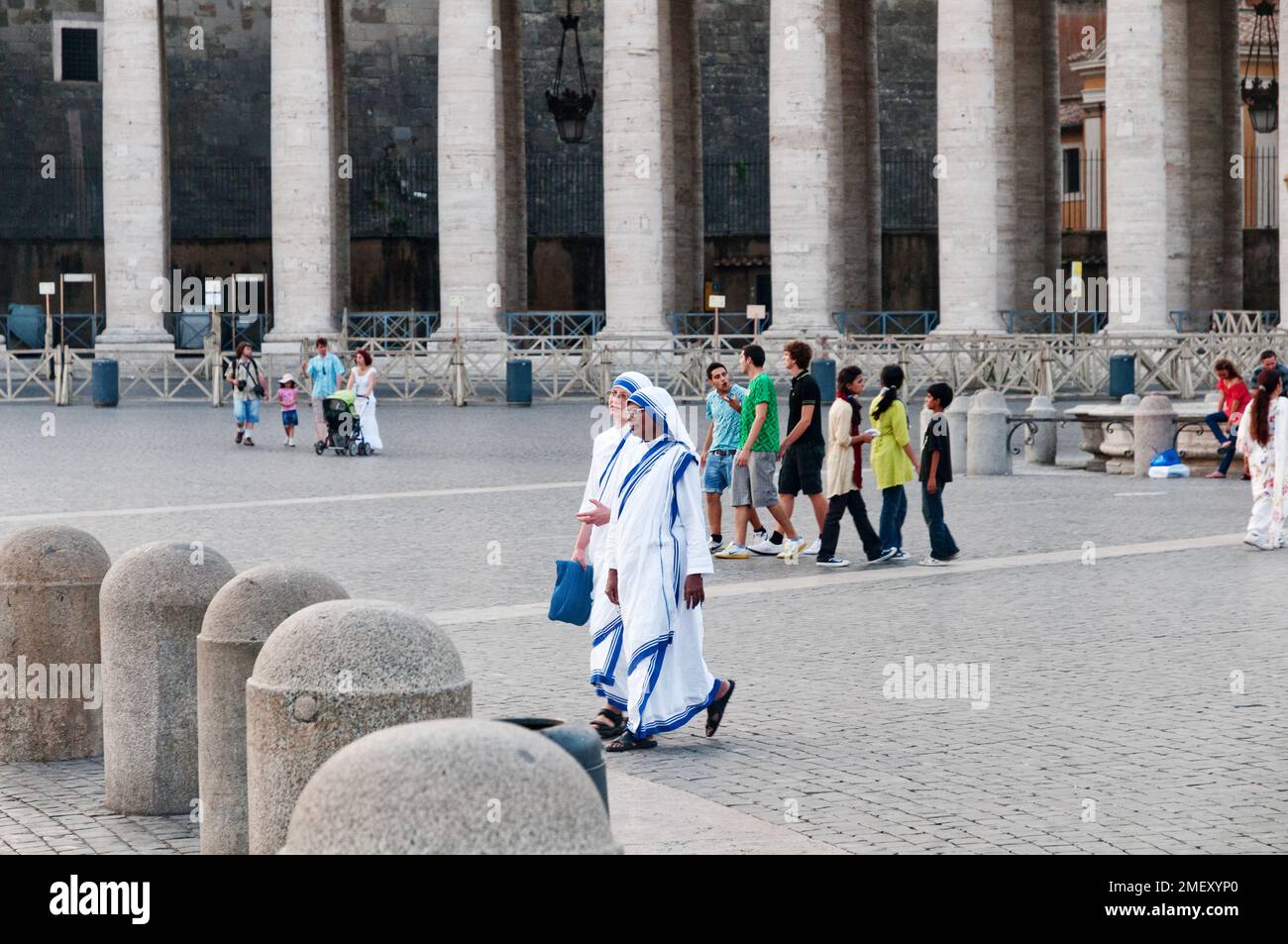 Deux religieuses traversant la place Saint-Pierre, Cité du Vatican, Rome, Italie Banque D'Images