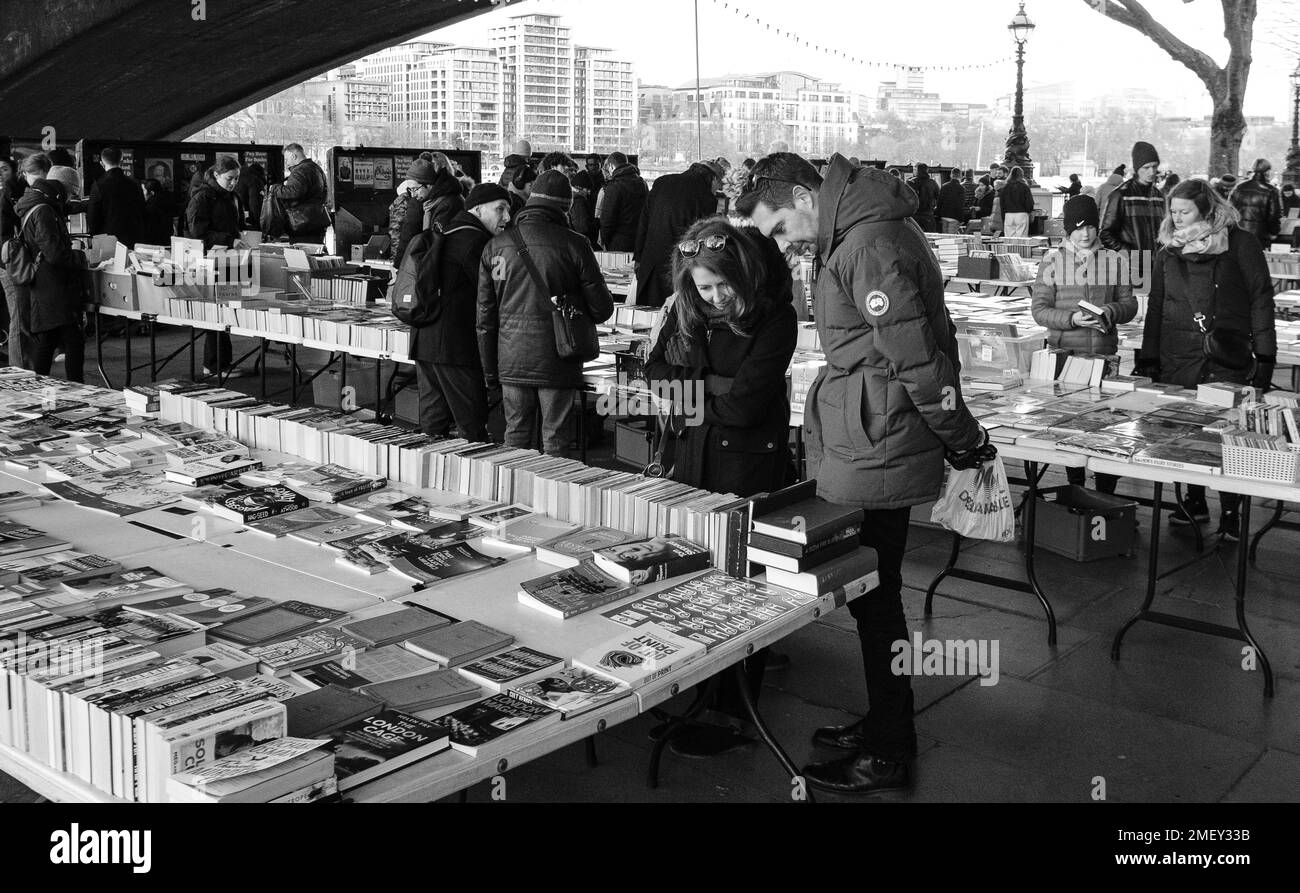 Le South Bank Book Market tenu sous Waterloo Bridge, Londres. Ouvert 7 jours sur 7 Banque D'Images