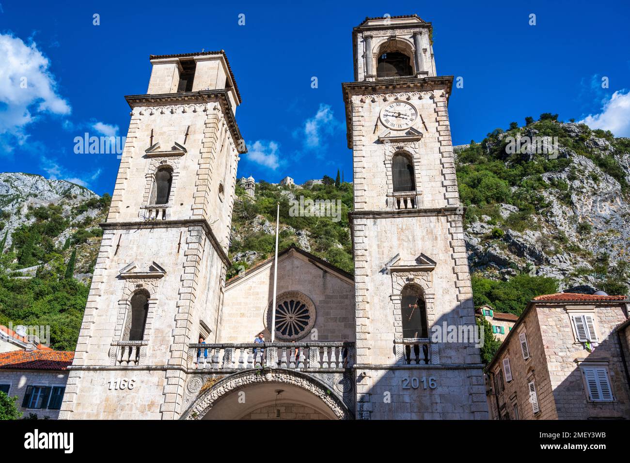 Deux tours de cloche de la cathédrale catholique romaine de Saint-Laurent Tryphon dans la vieille ville de Kotor au Monténégro Banque D'Images