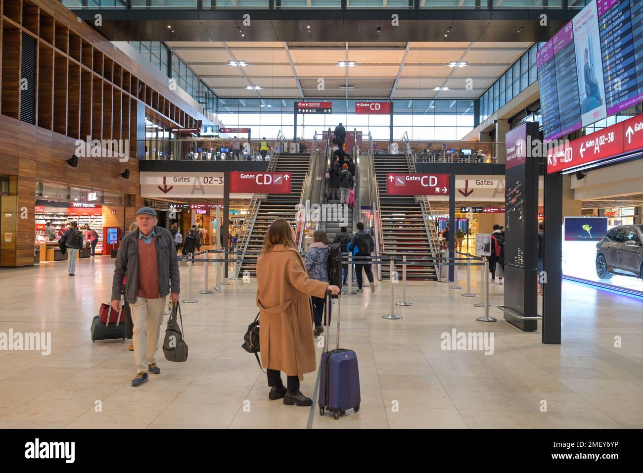 Reisende, terminal 1, Flughafen BER, Berlin-Brandebourg, Allemagne Banque D'Images