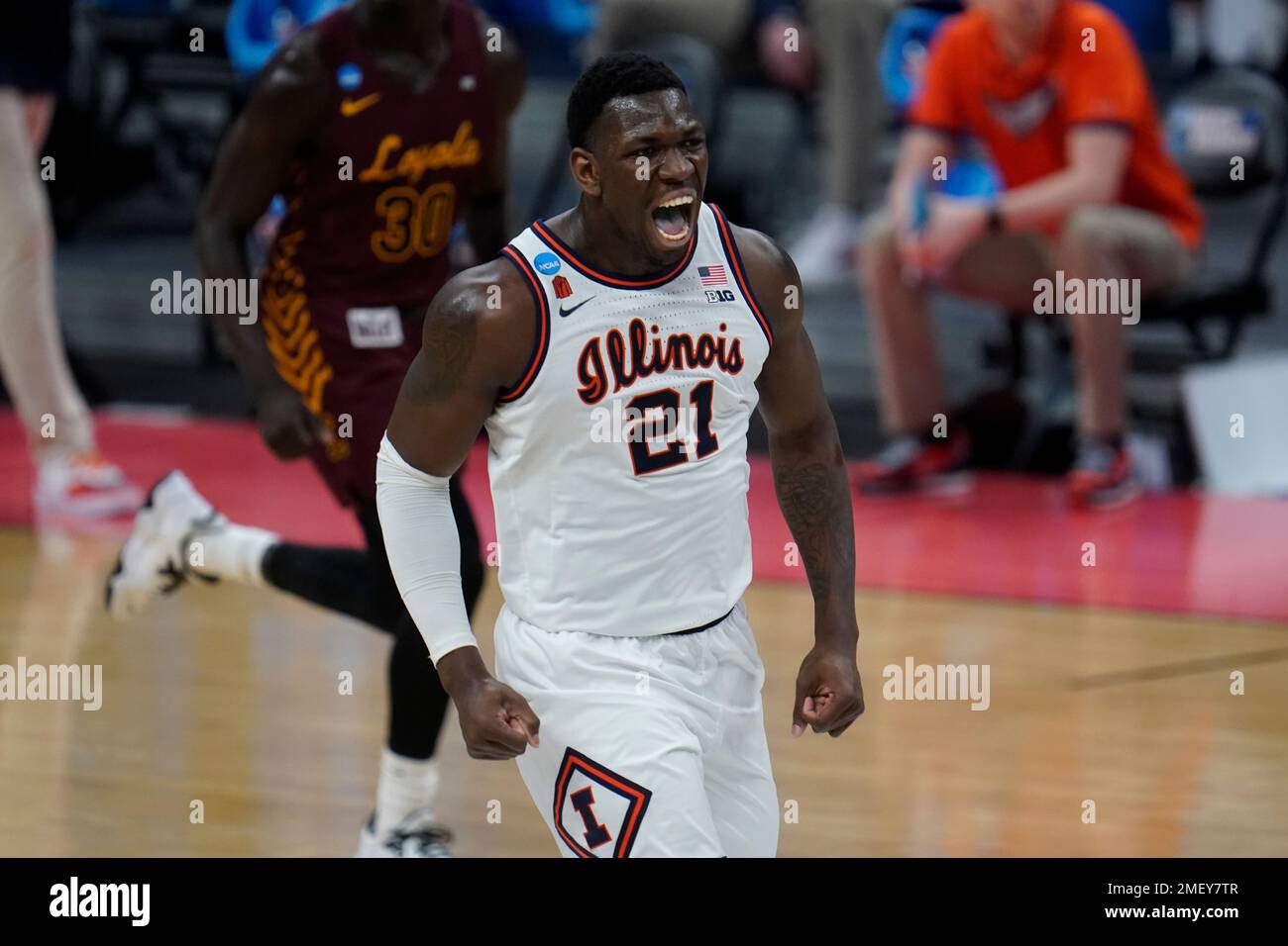 Illinois center Kofi Cockburn reacts to a basket against Loyola Chicagoduring the second half of a men's college basketball game in the second round of the NCAA tournament at Bankers Life Fieldhouse in Indianapolis, Sunday, March 21, 2021. (AP Photo/Paul Sancya) Banque D'Images