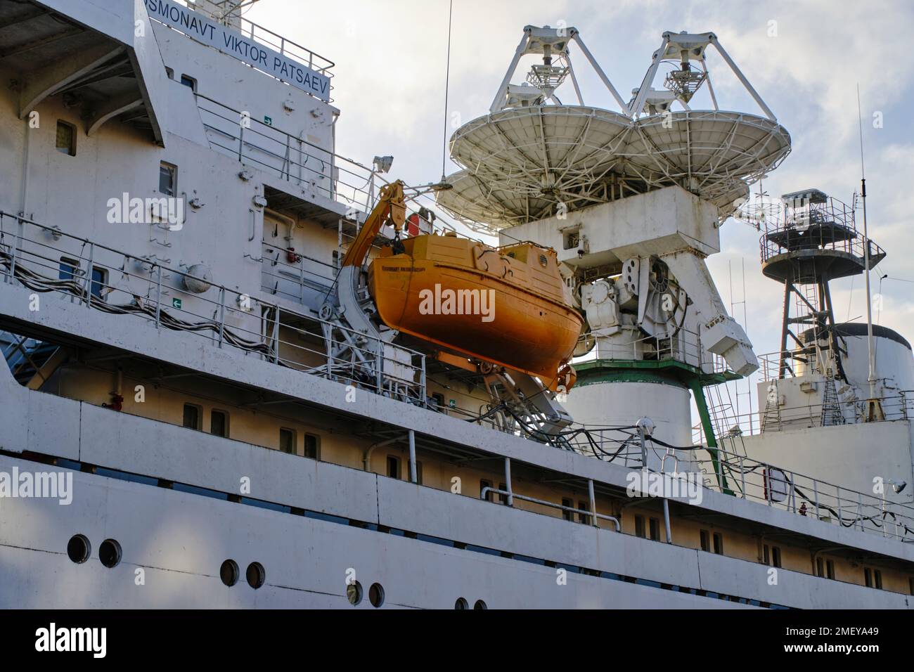 L'antenne radar et le bateau de sauvetage sont situés sur le navire Banque D'Images