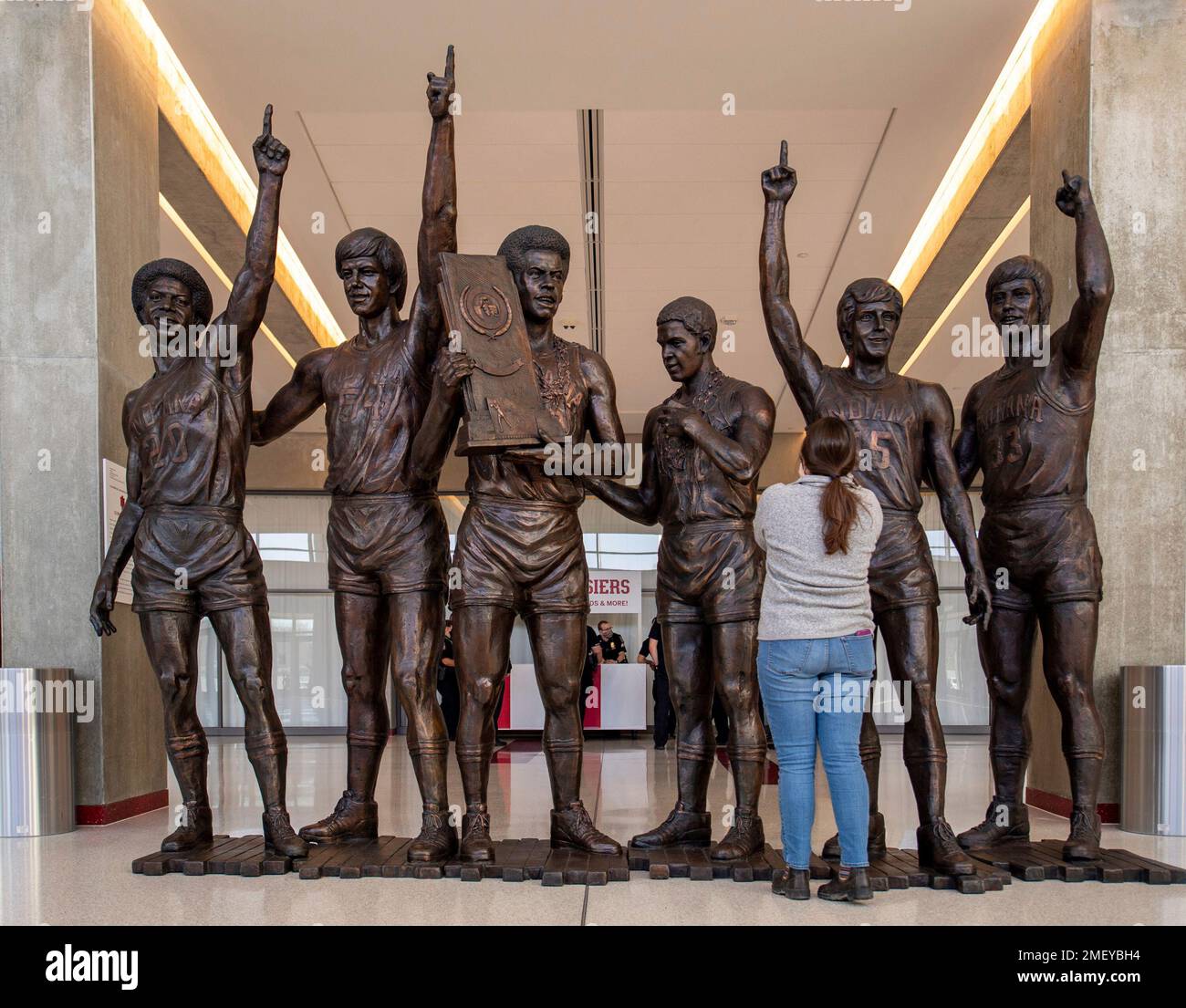 A statue of the in the lobby of Assembly Hall, home to the Indiana Hoosiers, greets guests as they arrive for a first round game in the NCAA men's college basketball tournament, Saturday, March 20, 2021, in Bloomington, Ind. The statue depicts players of the 1975-76 Hoosier team that remains the last to finish a perfect season (32-0). The players, from left to right, are: Bobby Wilkerson, Ken Benson, Scott May, Quinn Buckner, Jim Crews, and Tom Abernethy. (AP Photo/Doug McSchooler) Banque D'Images