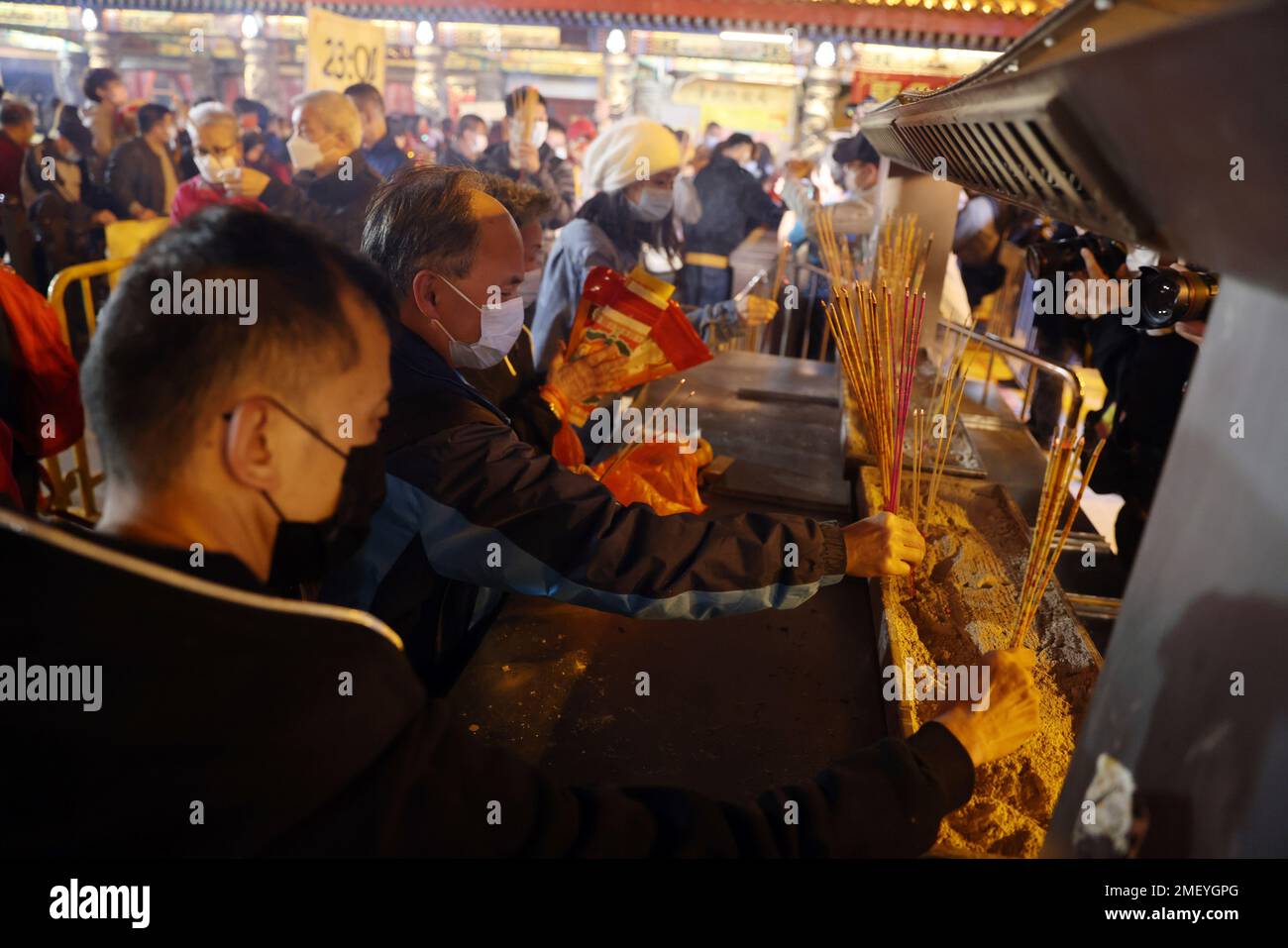 Les fidèles font des offrandes au Temple Wong Tai Sin avant le nouvel an lunaire. Les fidèles de la ville affluent au Temple après une suspension de 2 ans de la COVID. 21JAN23 SCMP/Yik Yeung-man Banque D'Images